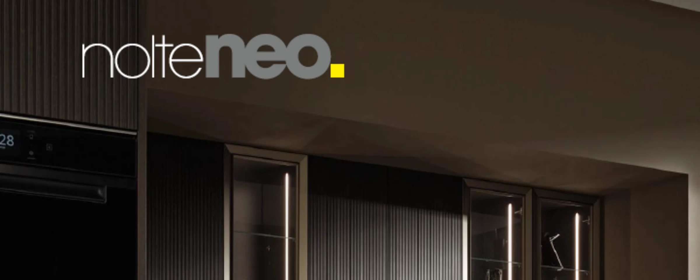 Eine moderne Küche mit eleganten Schränken und beleuchteten Regalen, NolteNeo.