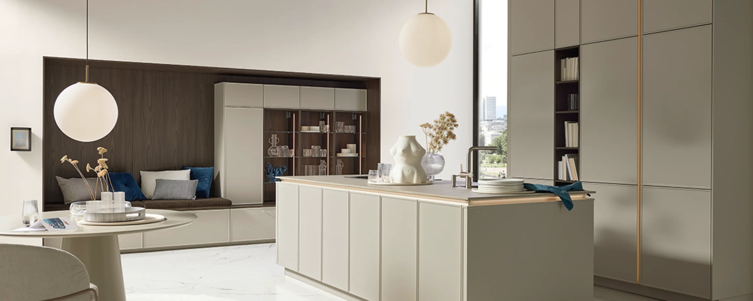 Moderne Küche mit zentraler Insel und stilvollem Design. Nolte Küchen.