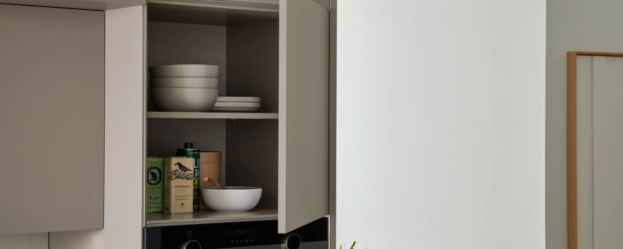 Eine moderne Küche mit offenem Schrank und Geschirr, gestaltet von Nolte Küchen.