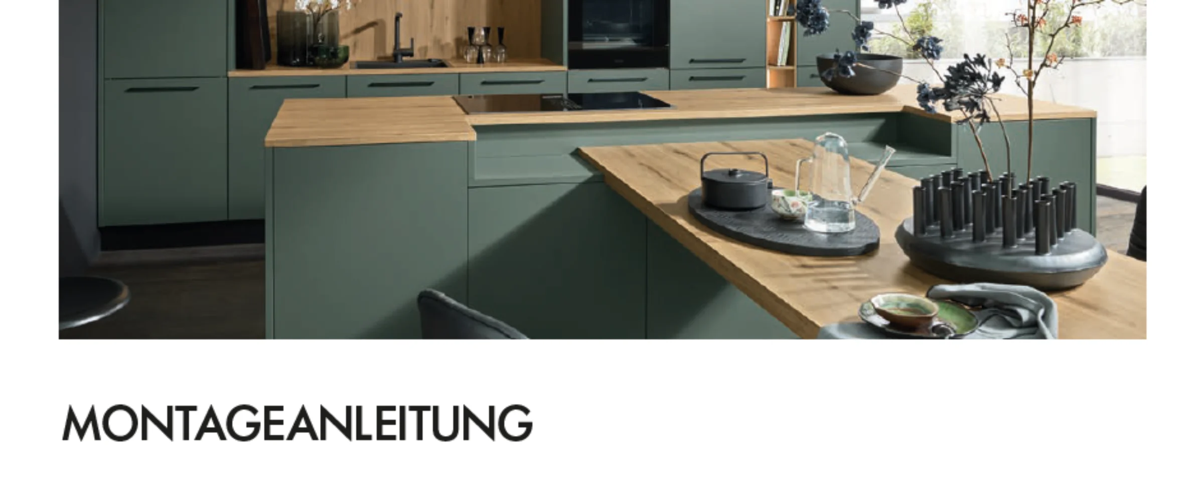 Eine moderne Küche mit grünen Schränken und Holzarbeitsplatten, Nolte Küchen.