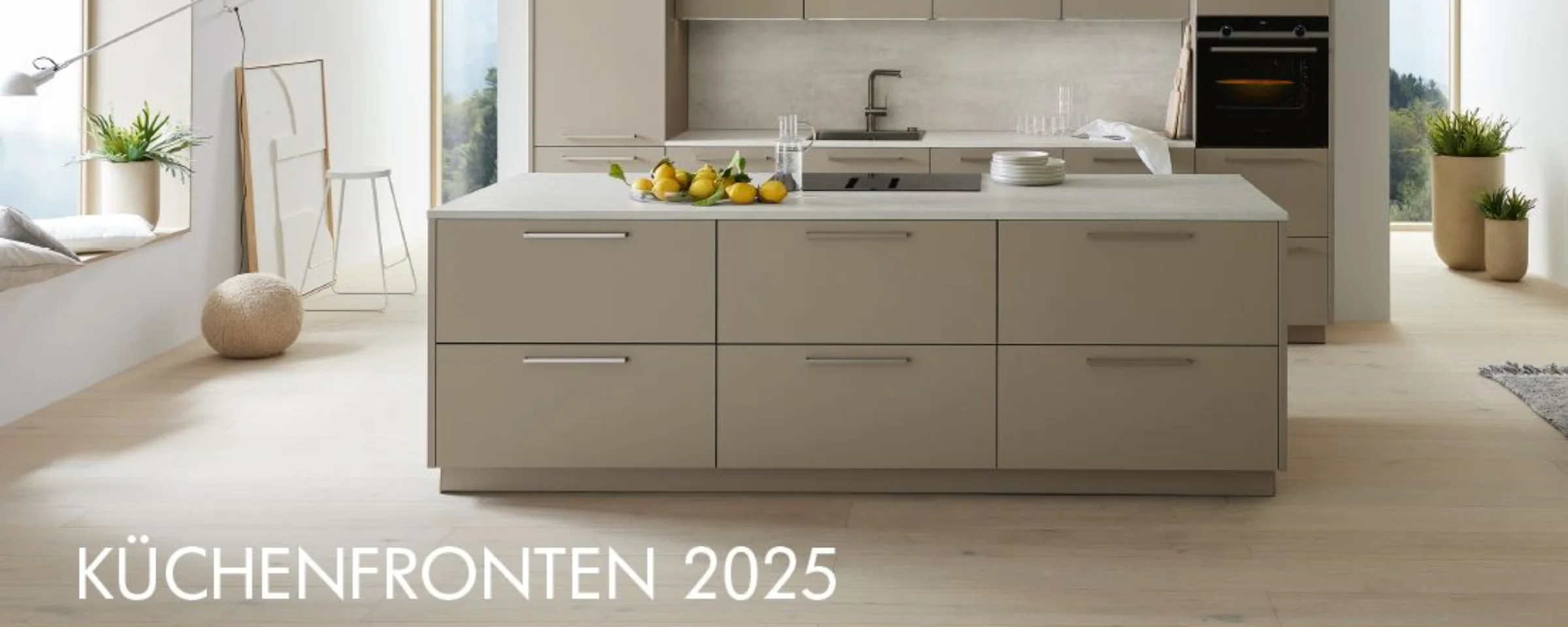 Eine moderne Küche mit Insel und hellen Fronten, gestaltet von Nolte Küchen.