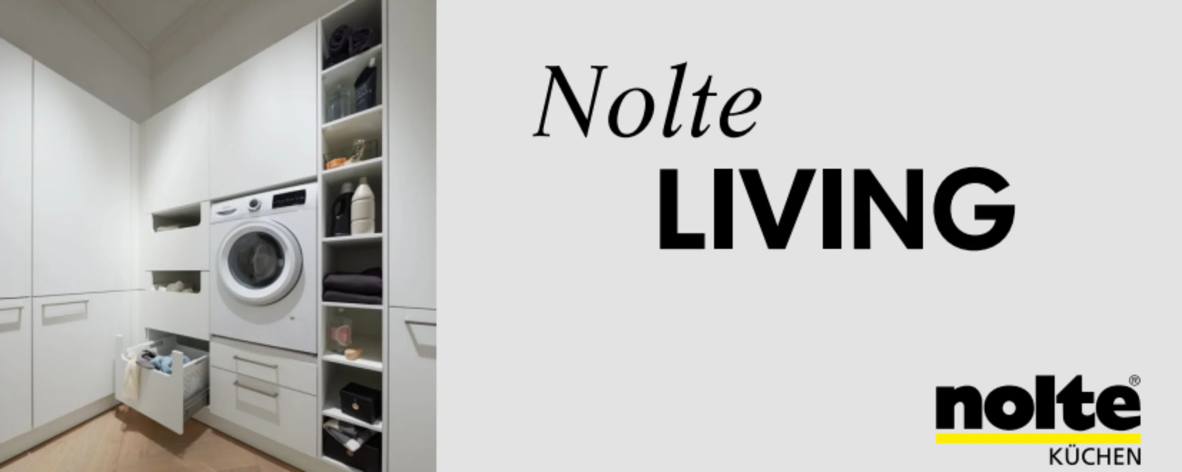 Ein stilvoll eingerichteter Wohnbereich mit Regalen und Tisch, Nolte Living.