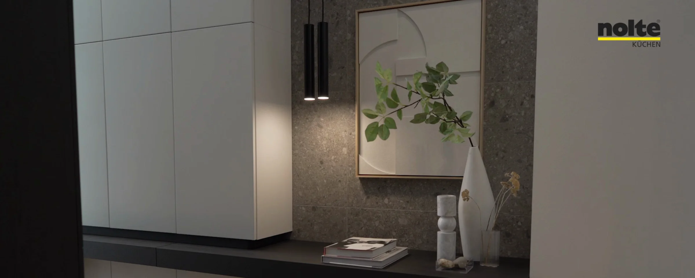 Ein stilvoller Wohnbereich mit weißen Schränken und Dekorationen, Nolte Living.