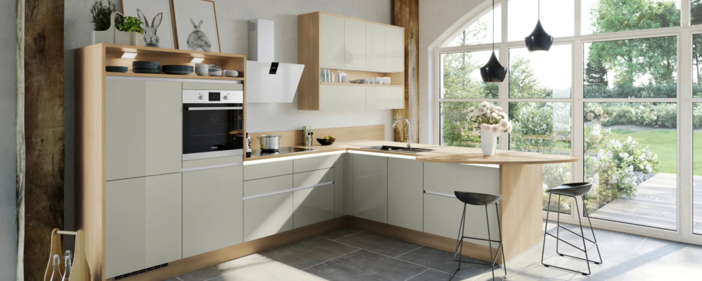 Eine moderne Küche mit Holzdetails und großen Fenstern, Express Küchen.