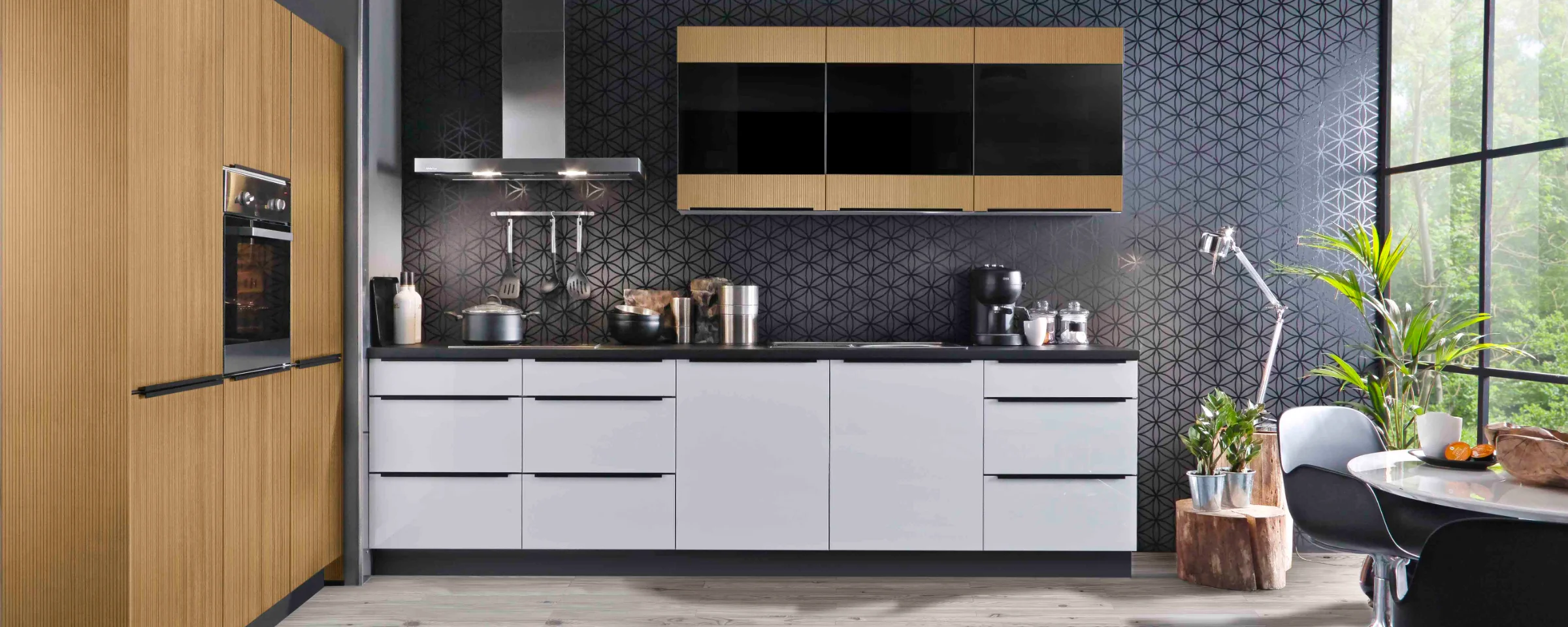 Moderne Küche mit Holz- und weißen Elementen vor geometrischer Wand, Express Küchen.