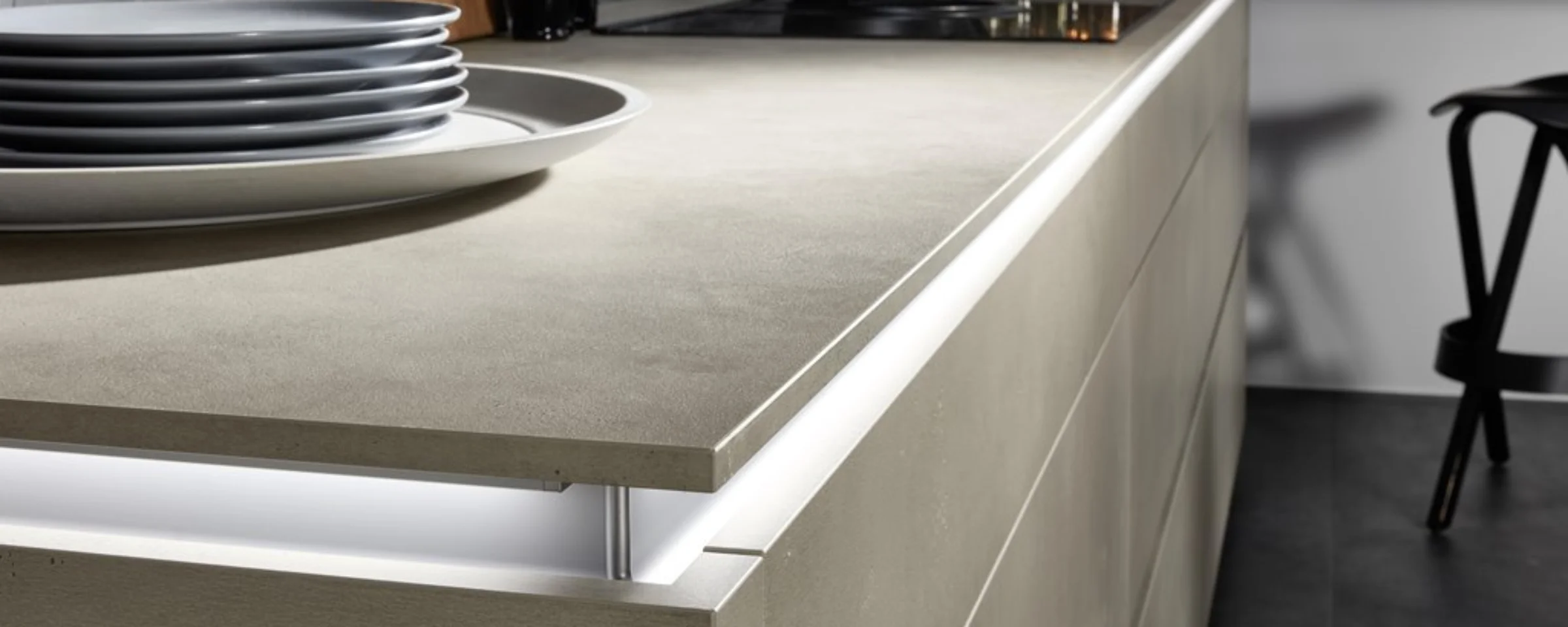 Eine moderne Küche mit eleganter Arbeitsplatte und stilvollem Design von Nolte Küchen.