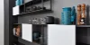 Moderne Wohnmöbel mit offenen Regalen und Dekorationen, präsentiert von Nolte Living.