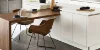 Moderne Küche mit Holz-Esstisch und weißen Schränken, dekoriert mit Geschirr und Blumen. Nolte Küchen.