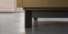 Ein Küchenschrank mit modernem Design steht auf einem glänzenden Boden. Nolte Küchen.