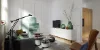 Ein stilvoll eingerichtetes Wohnzimmer mit modernen Möbeln und einem Fernseher auf einem Sideboard. Nolte Living.