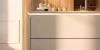 Eine moderne Küche mit Holzschränken und einer weißen Insel, Nolte Küchen.