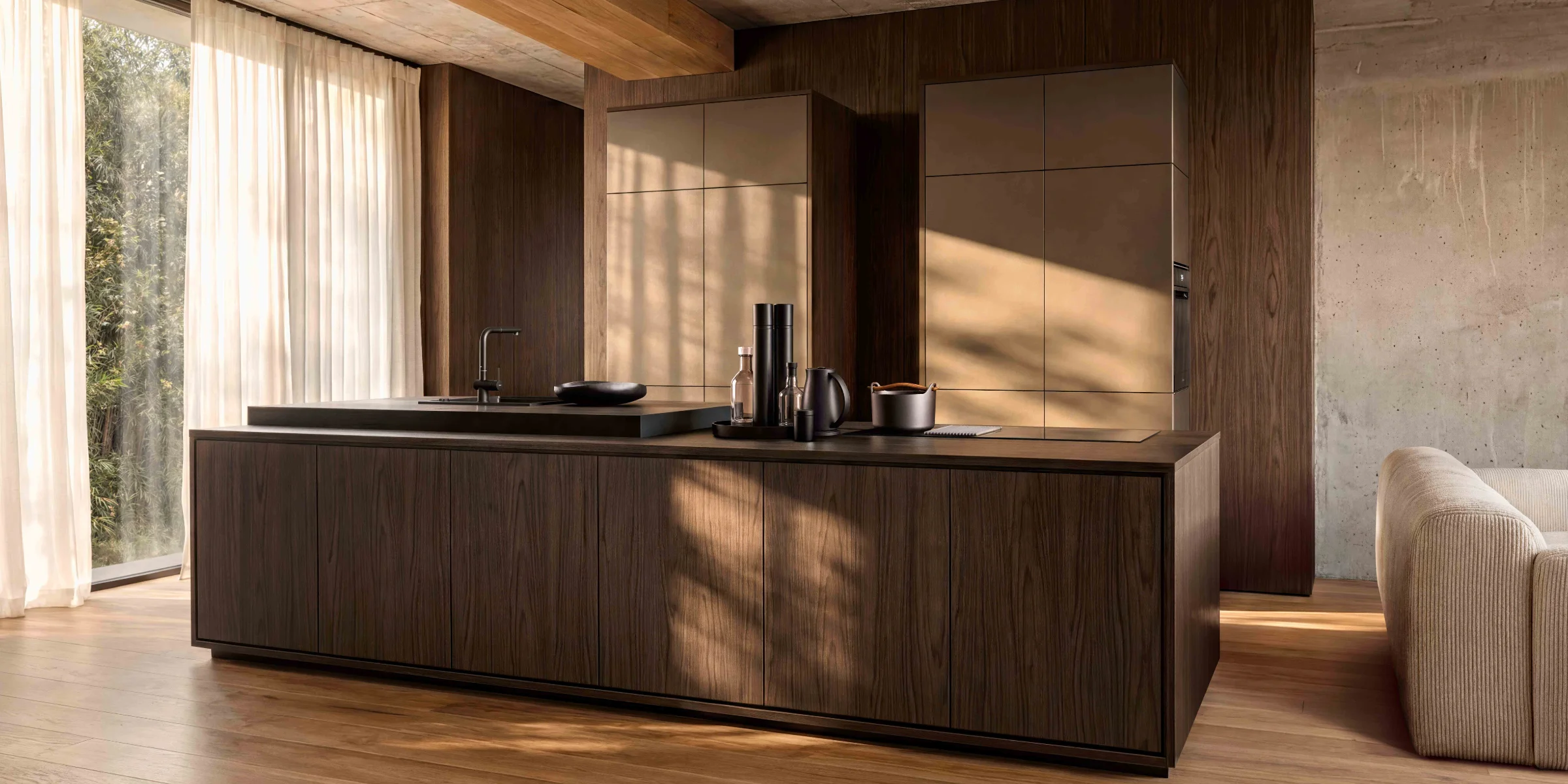 Eine moderne Küche mit Holzverkleidung und großer Insel, Nolte Küchen.