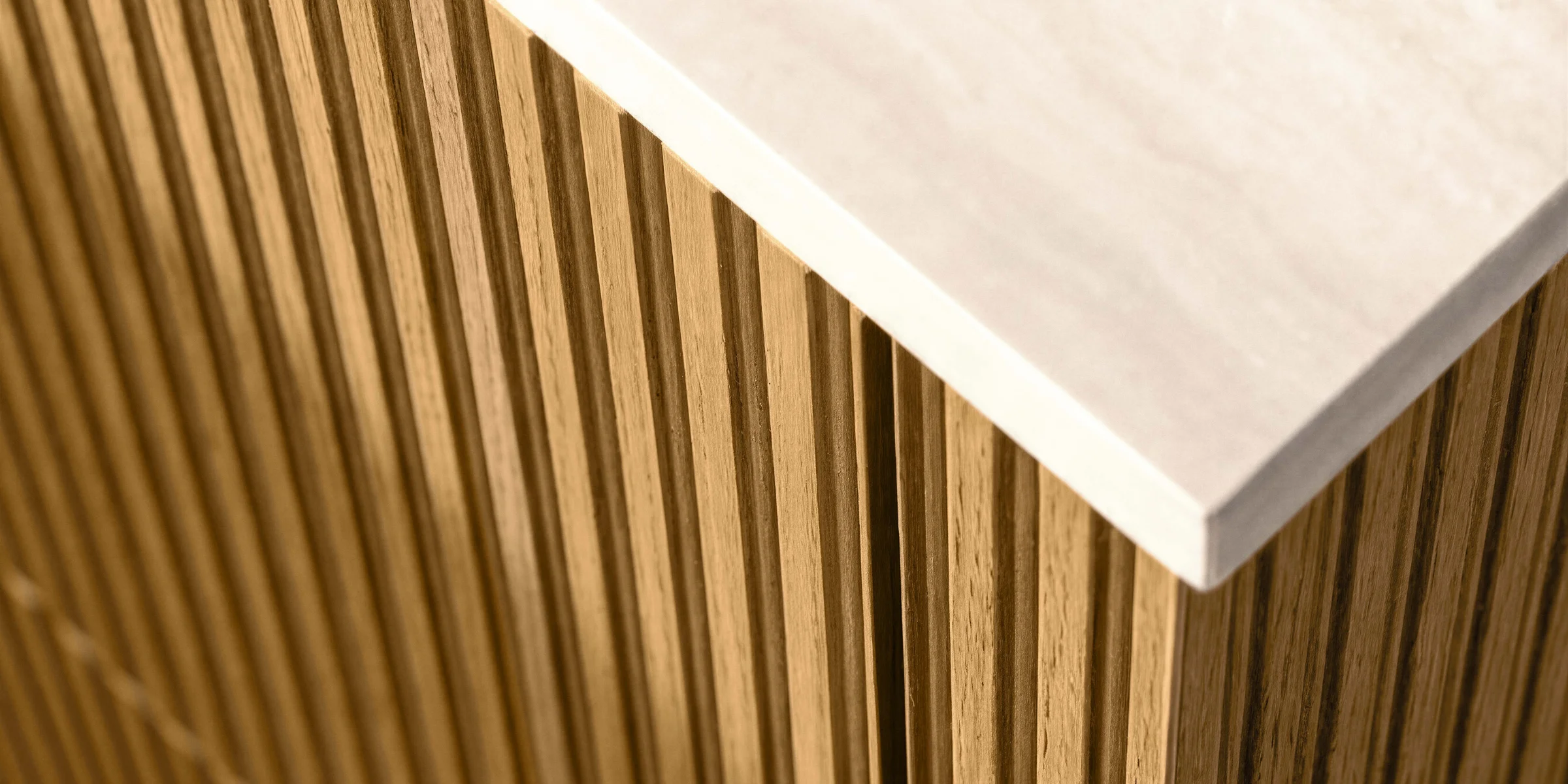 Ein modernes Küchendesign mit eleganter Holzstruktur und heller Arbeitsplatte. Nolte Küchen.