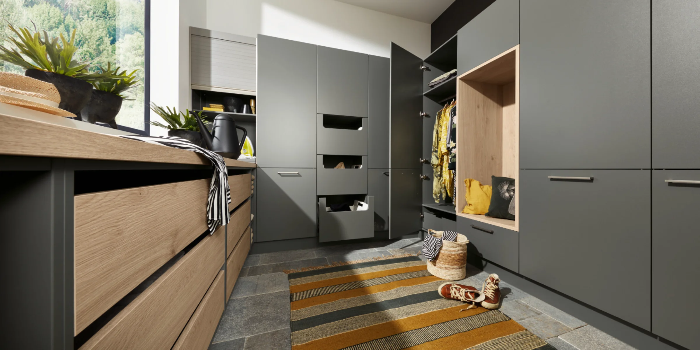 Ein Hauswirtschaftsraum mit grauen Schränken und Stauraumlösungen, Nolte Hauswirtschaftsräume.