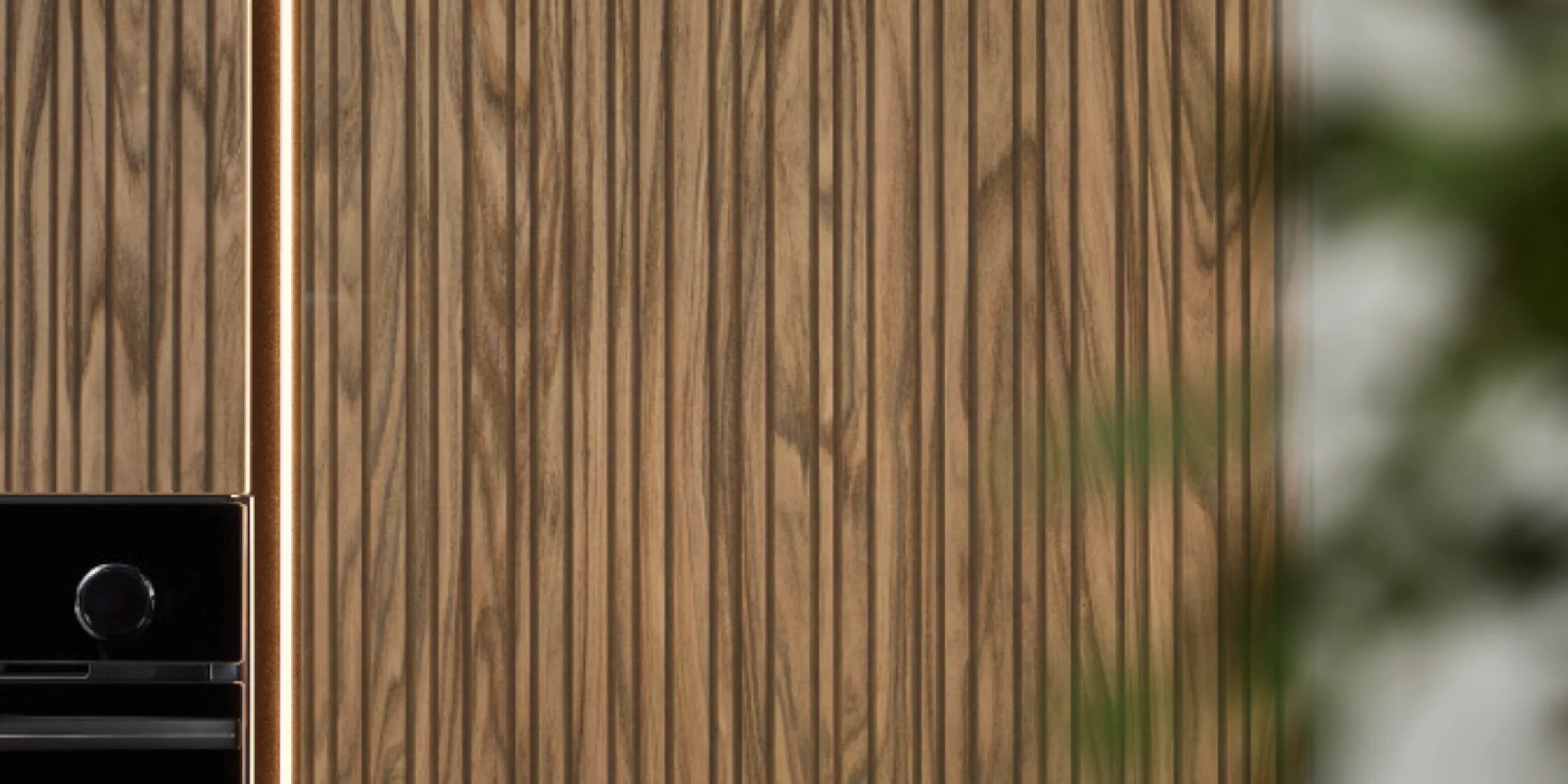 Holzverkleidete Küchenschränke mit integriertem Ofen, Teil von Nolte Küchen.