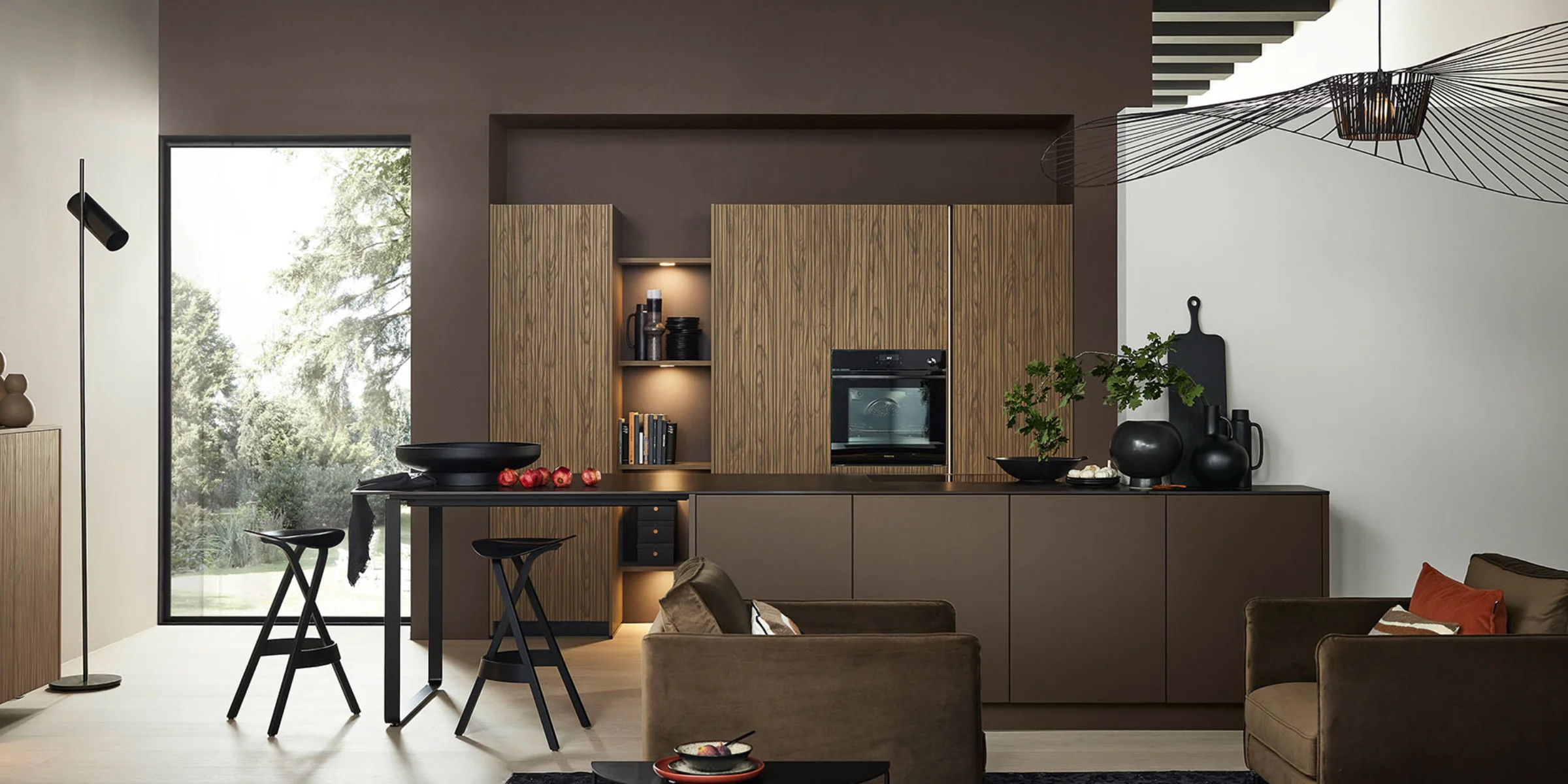Moderne grifflose Nolte Inselküche mit ARTLINE Stripe Wood Choco Holzfront und SOFT LACK Insel