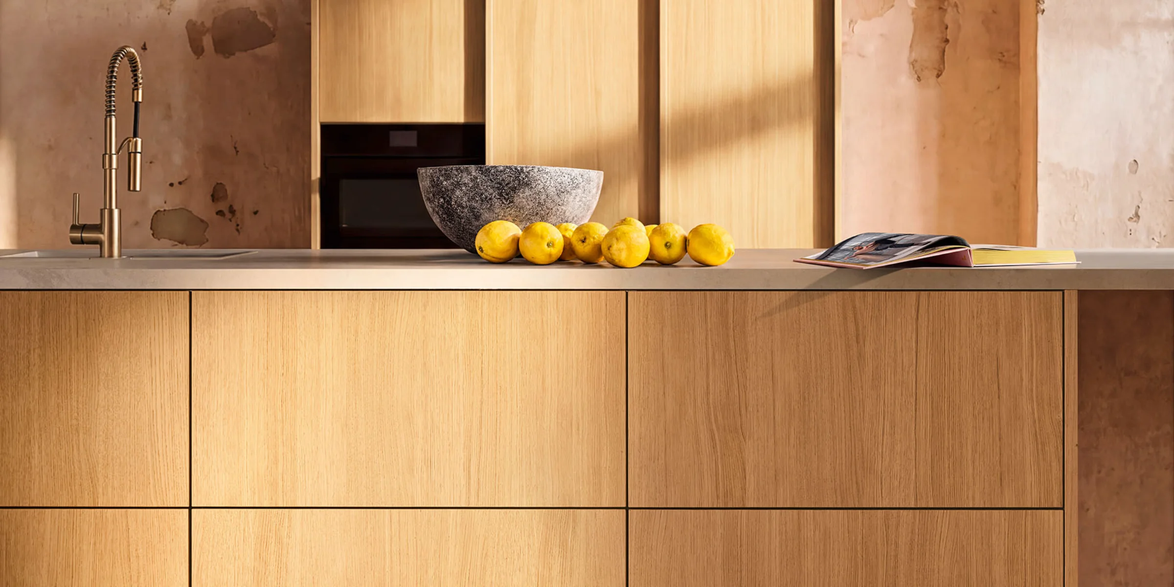 Eine moderne Küche mit Holzfronten und einer Obstschale, Nolte Küchen.