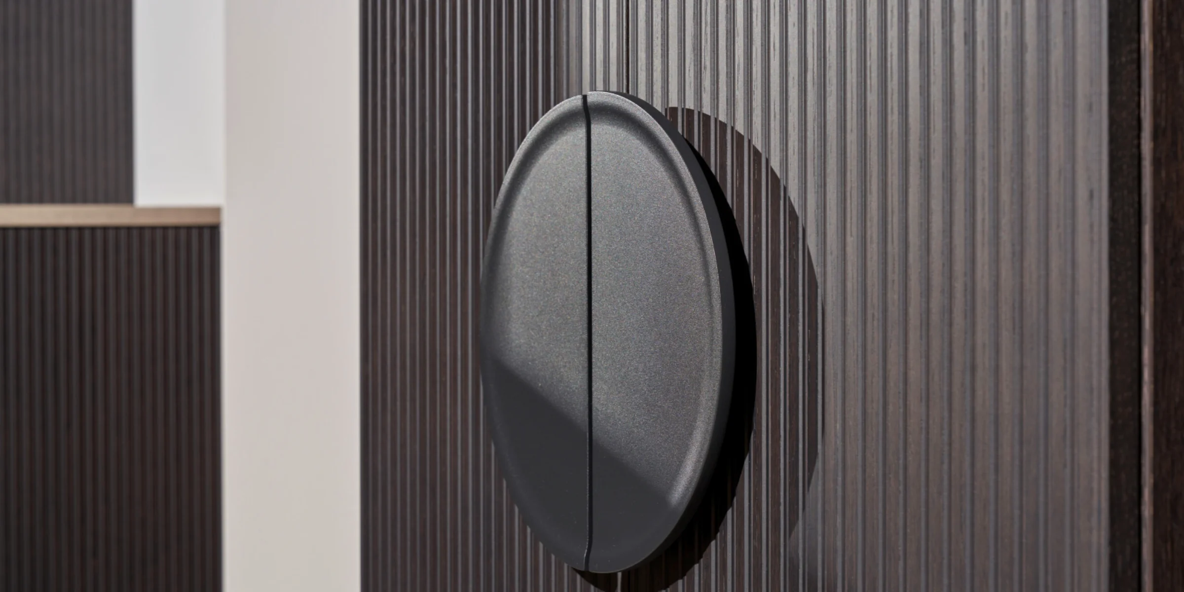 Ein modernes Küchendesign mit runden Griffen und strukturierten Oberflächen, präsentiert von Nolte Küchen.