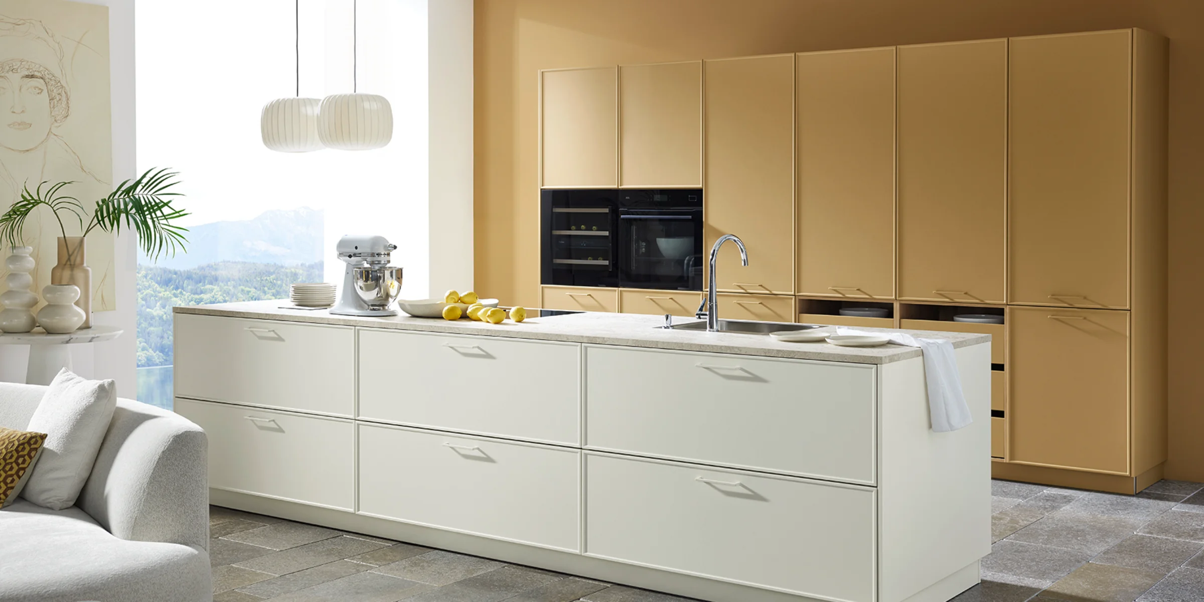 Eine moderne Küche mit Insel und beige Schränken. Nolte Küchen.
