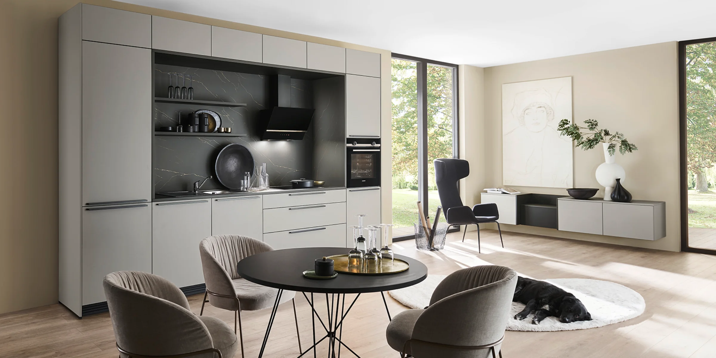 Eine moderne Küche mit grauen Schränken und eleganten Details. Nolte Küchen.