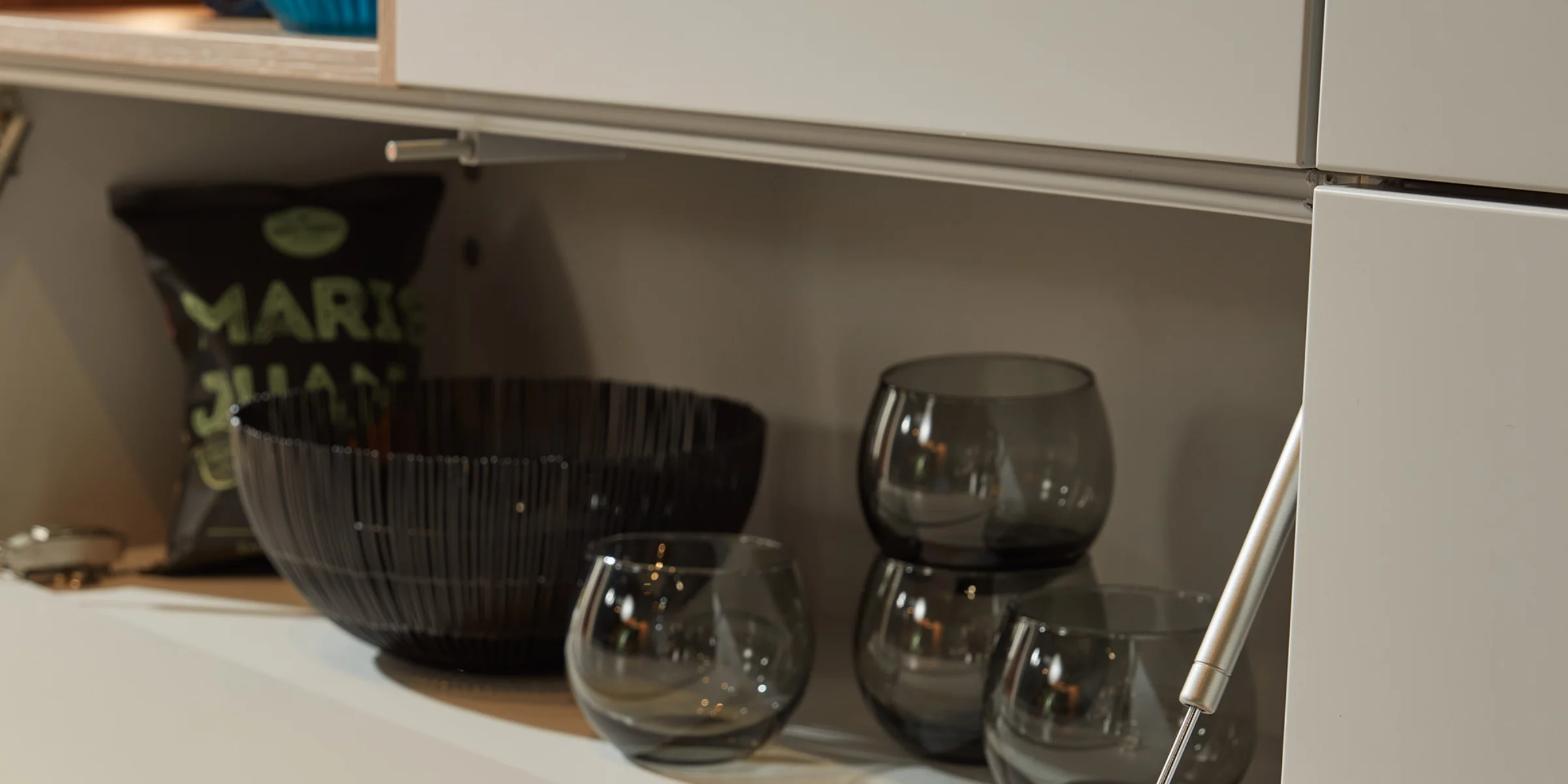 Eine moderne Küche mit Gläsern und Schale auf einer Arbeitsfläche. Nolte Küchen.