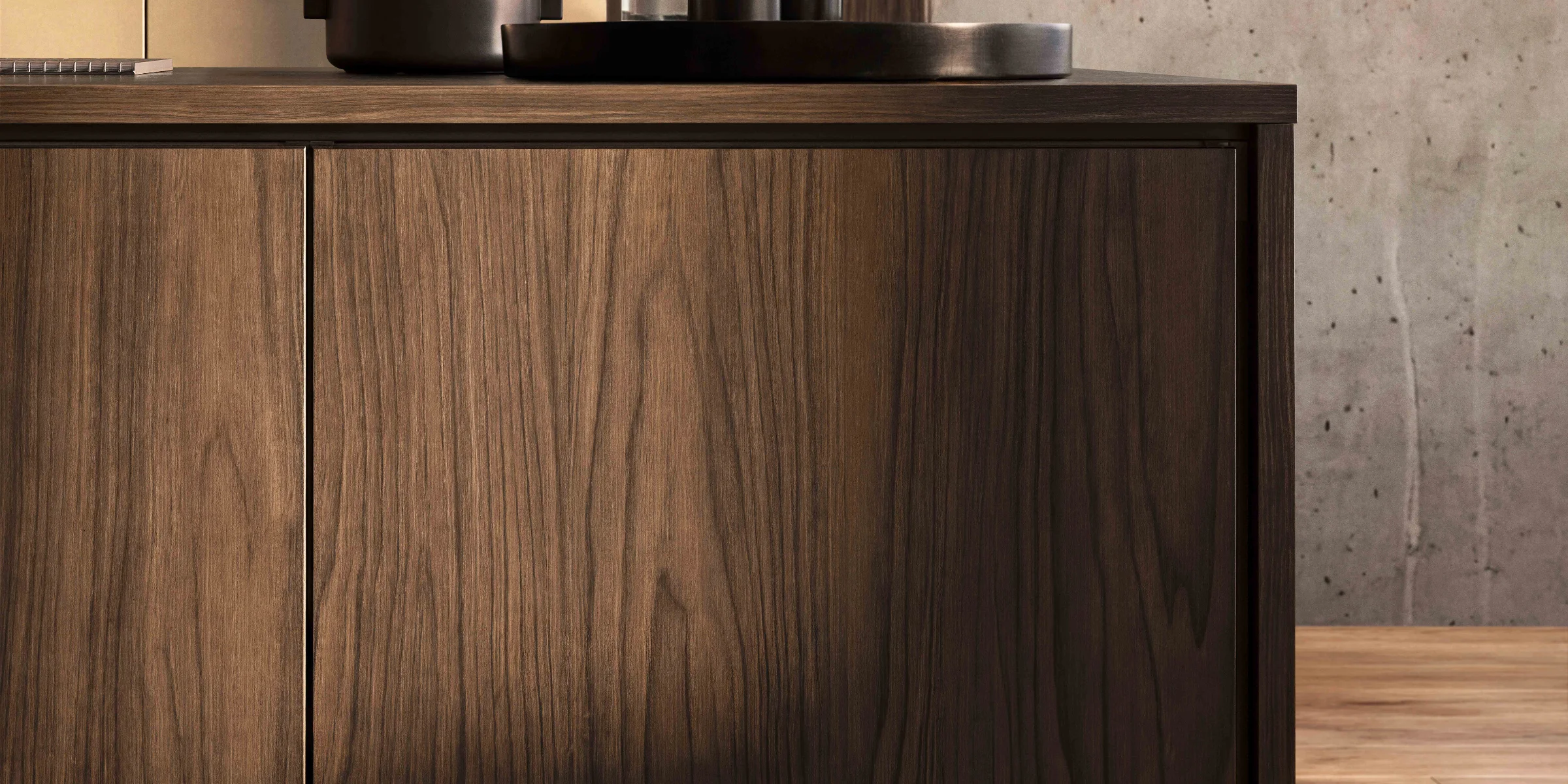 Eine stilvolle Küche mit dunklen Holzelementen und eleganten Accessoires. Nolte Küchen.