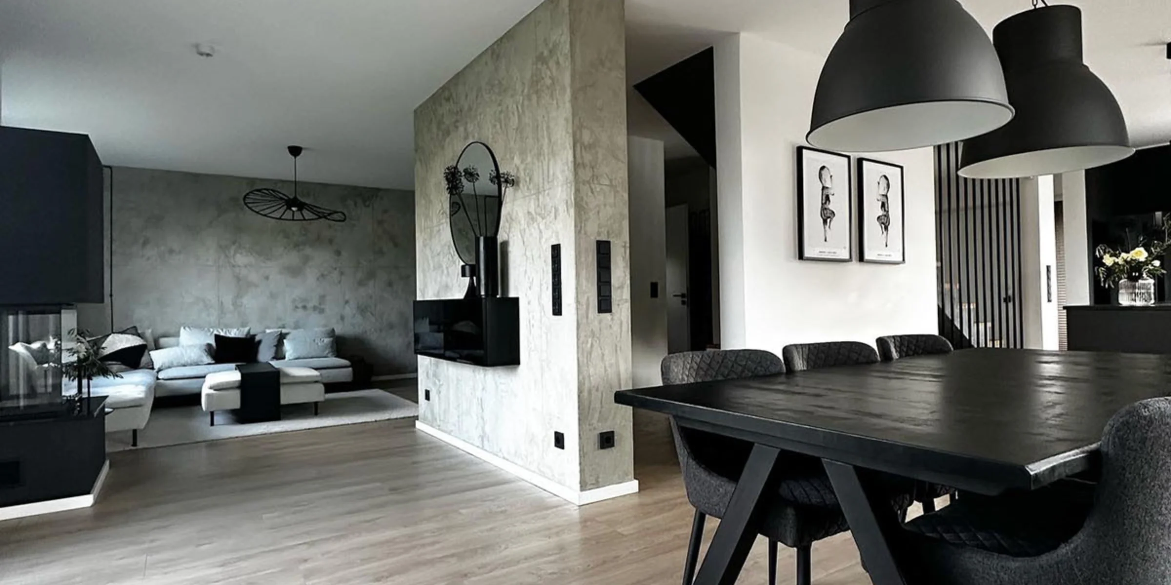 Ein modernes Wohnzimmer mit Essbereich und stilvollen Möbeln, präsentiert von Nolte Living.