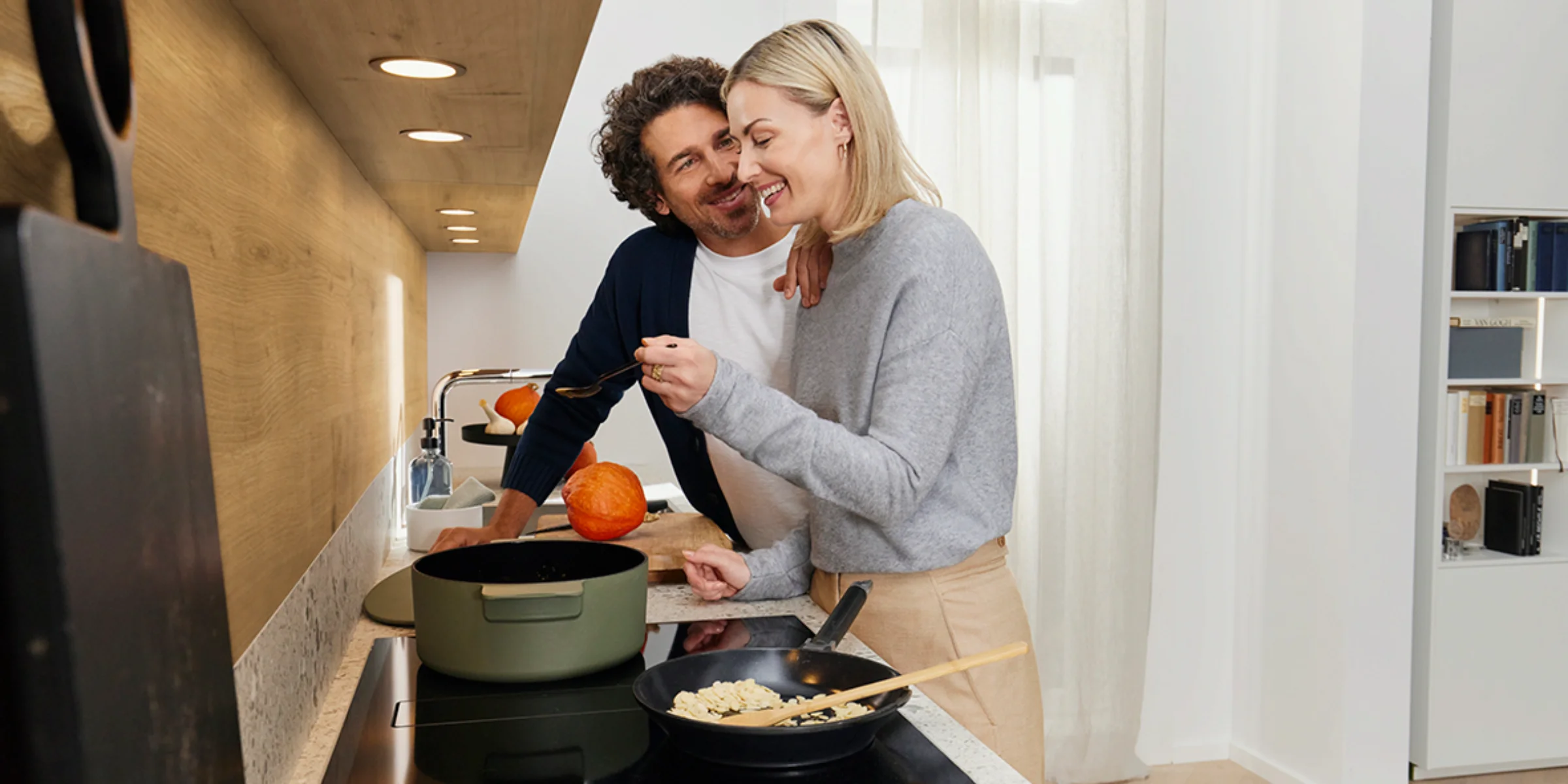 Ein Paar kocht gemeinsam in einer modernen Nolte Küchen Umgebung.