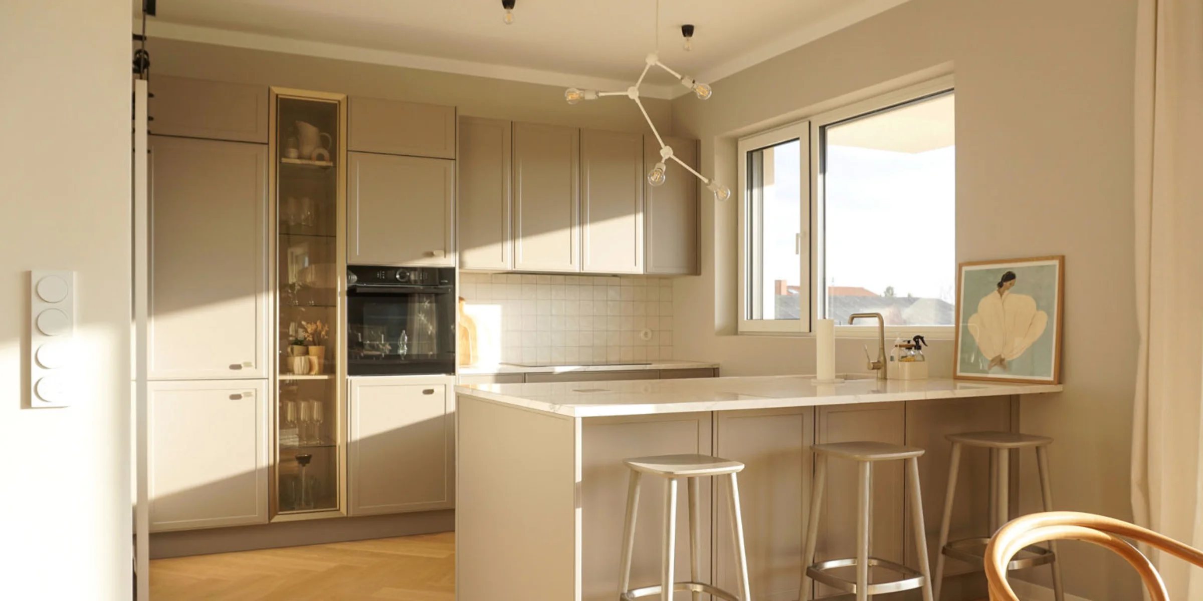 Eine moderne, helle Küche mit Insel und Barhockern, gestaltet von Nolte Küchen.