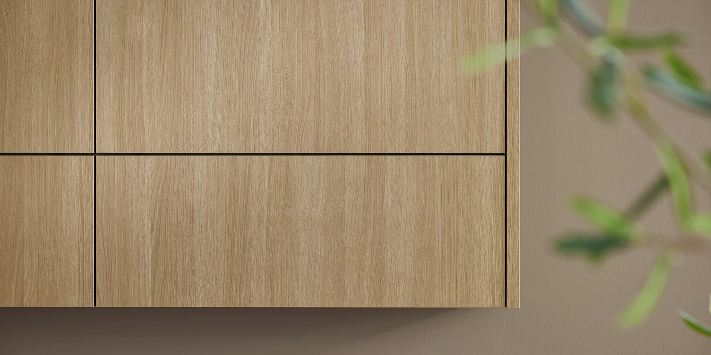Holzschrank in einer modernen Küche mit Pflanzen im Vordergrund, Nolte Küchen.