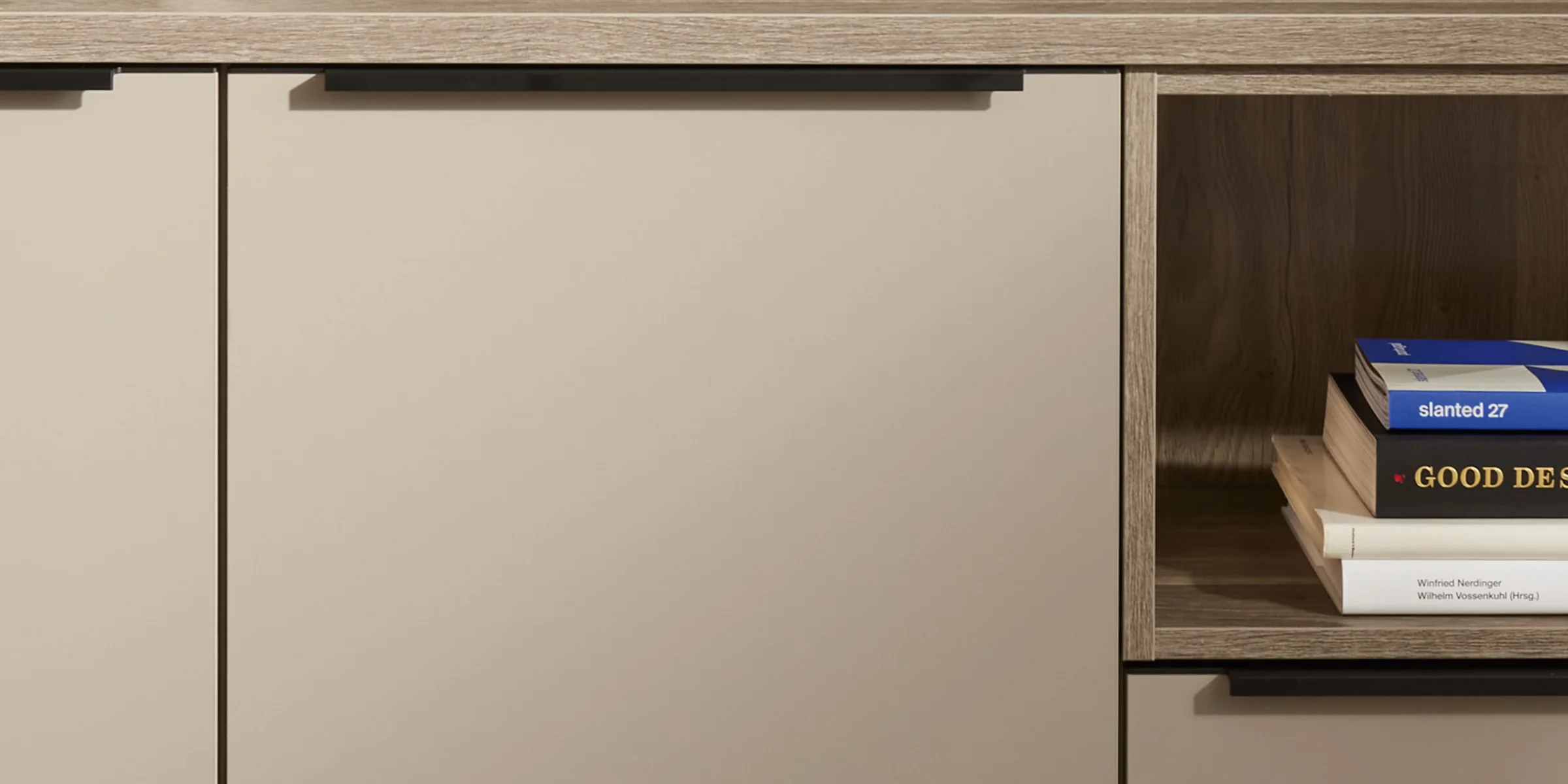 Ein modernes Regal mit Büchern ist in einem stilvollen Wohnbereich von Nolte Living zu sehen.