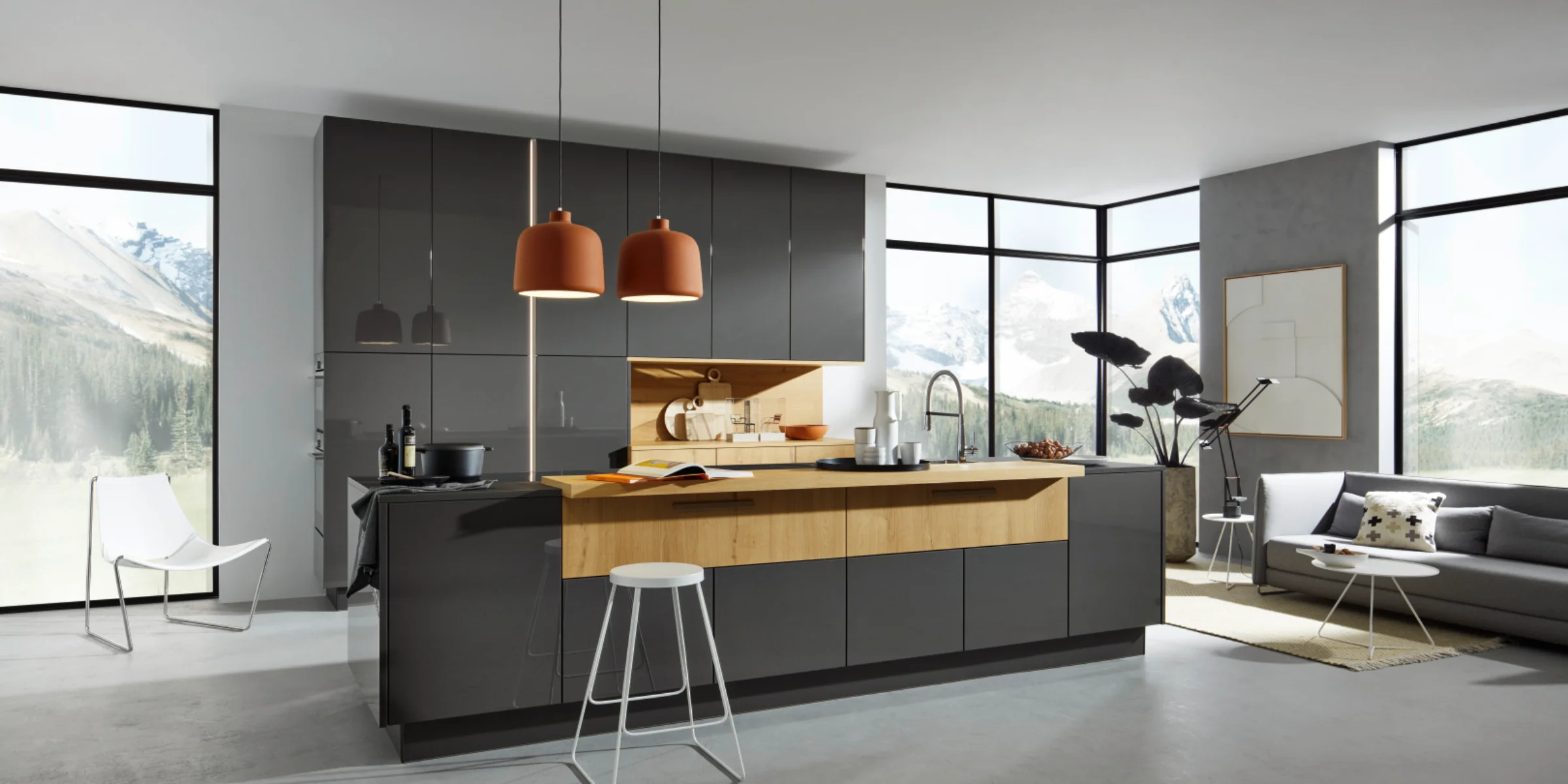 Eine moderne Küche mit Insel und großen Fenstern, gestaltet von Nolte Küchen.