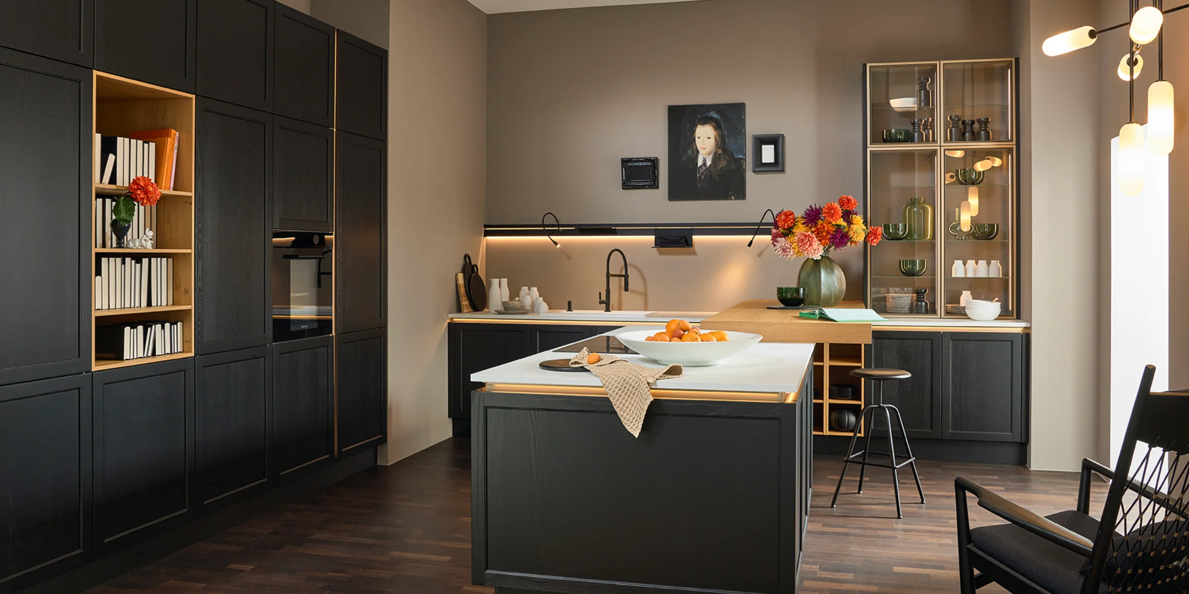 Eine moderne Küche mit dunklen Schränken und heller Arbeitsfläche, gestaltet von Nolte Küchen.