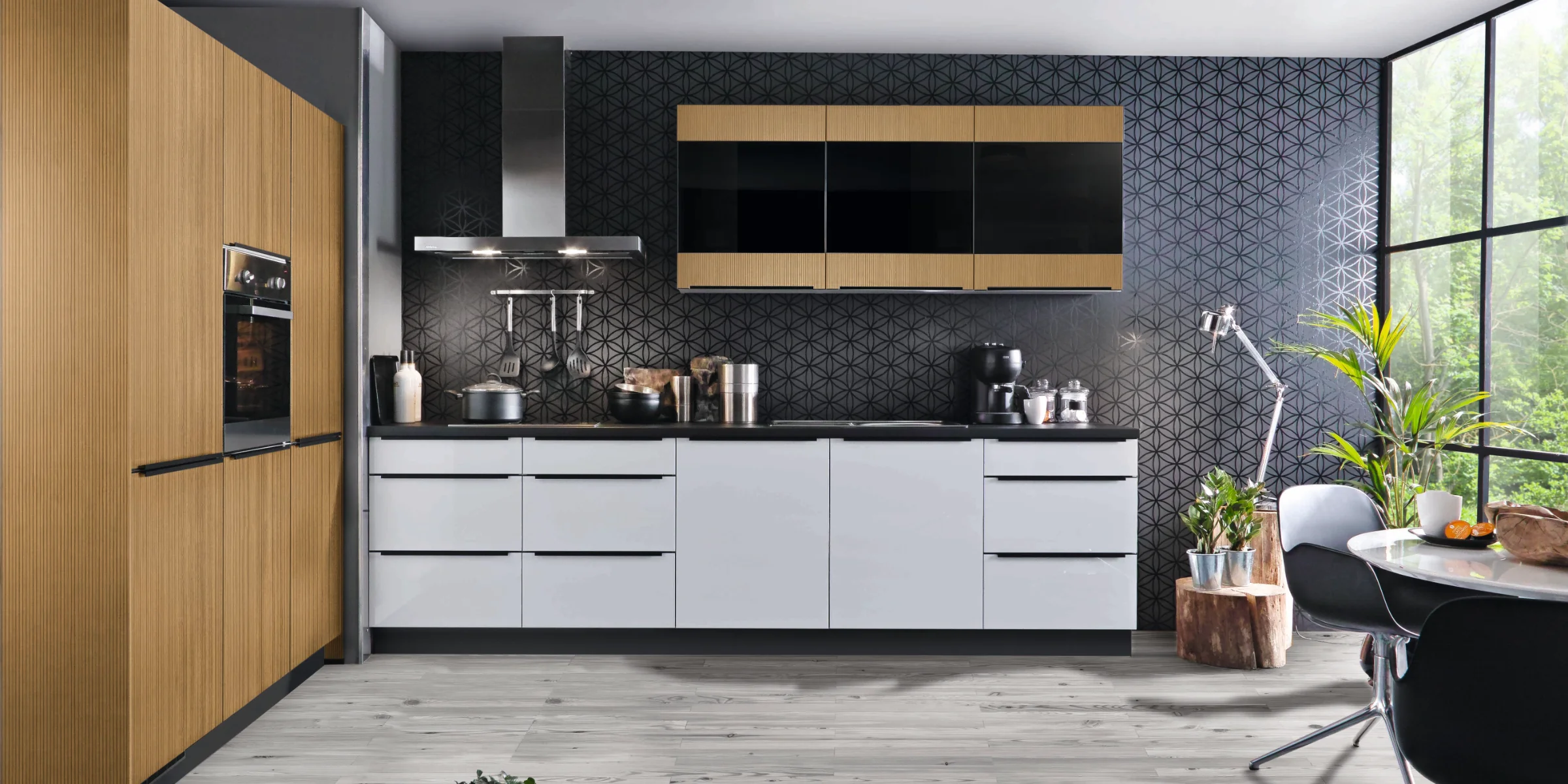 Eine moderne Küche mit Holz- und Weißtönen, ausgestattet mit Geräten und einem Essbereich. Express Küchen.