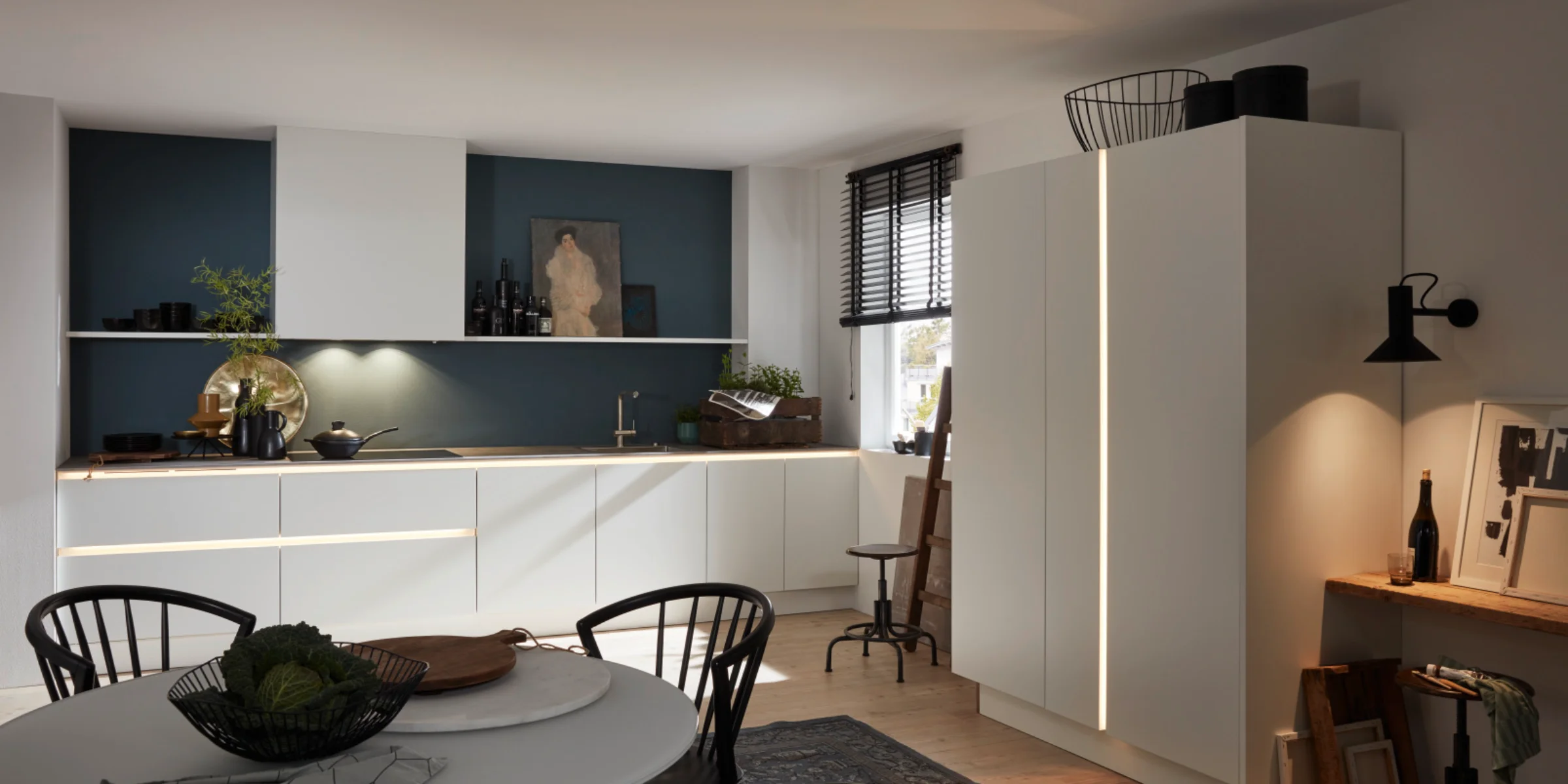 Eine moderne Küche mit weißem Design und dunklen Akzenten, ausgestattet von Nolte Küchen.