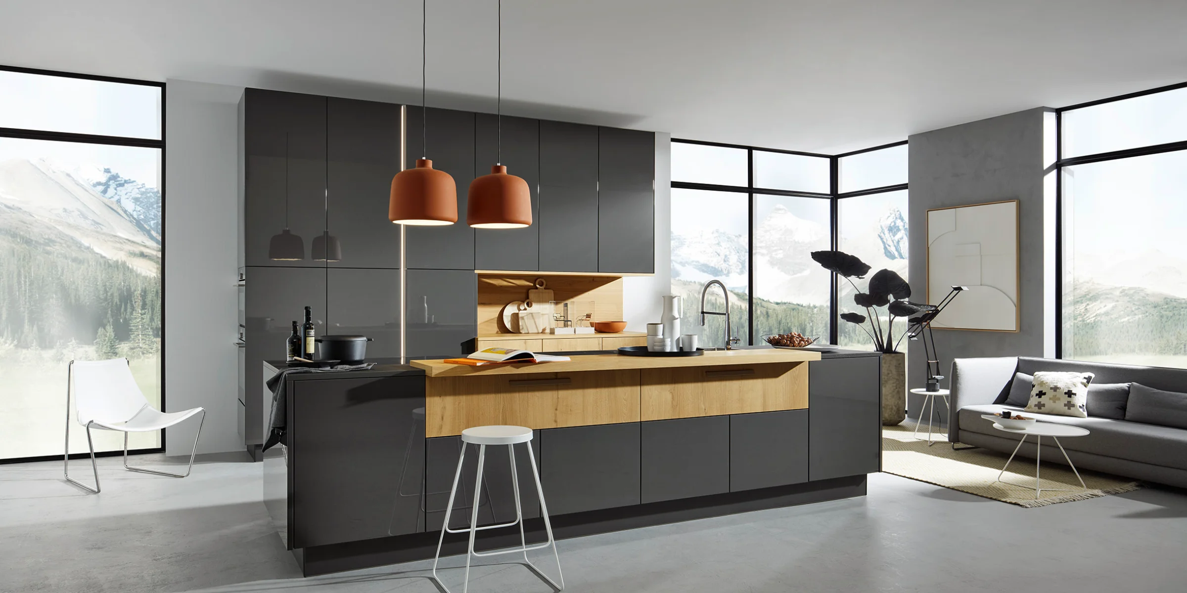 Eine moderne Küche mit Kochinsel und großen Fenstern, Nolte Küchen.