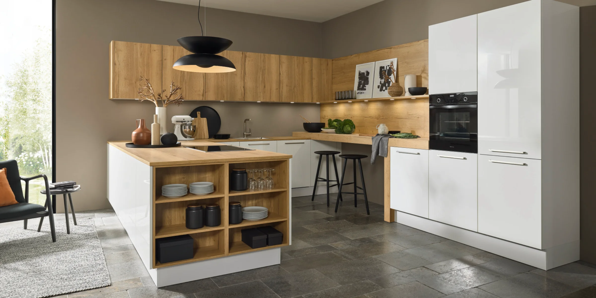 Eine moderne Küche mit Holz- und weißen Elementen, ausgestattet von Nolte Küchen.