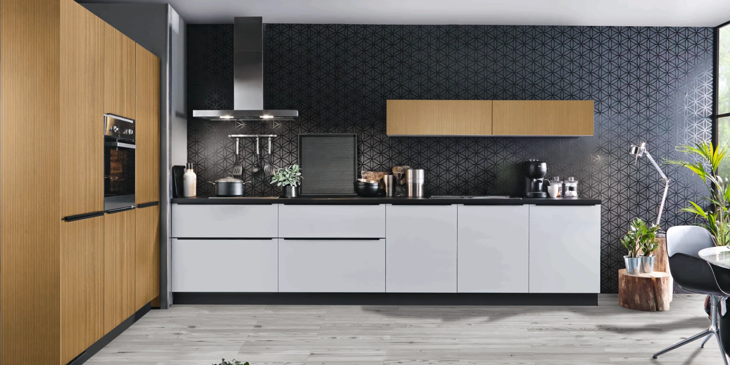 Eine moderne Küche mit Holz- und weißen Elementen, Pflanzen und Geräten. Express Küchen.