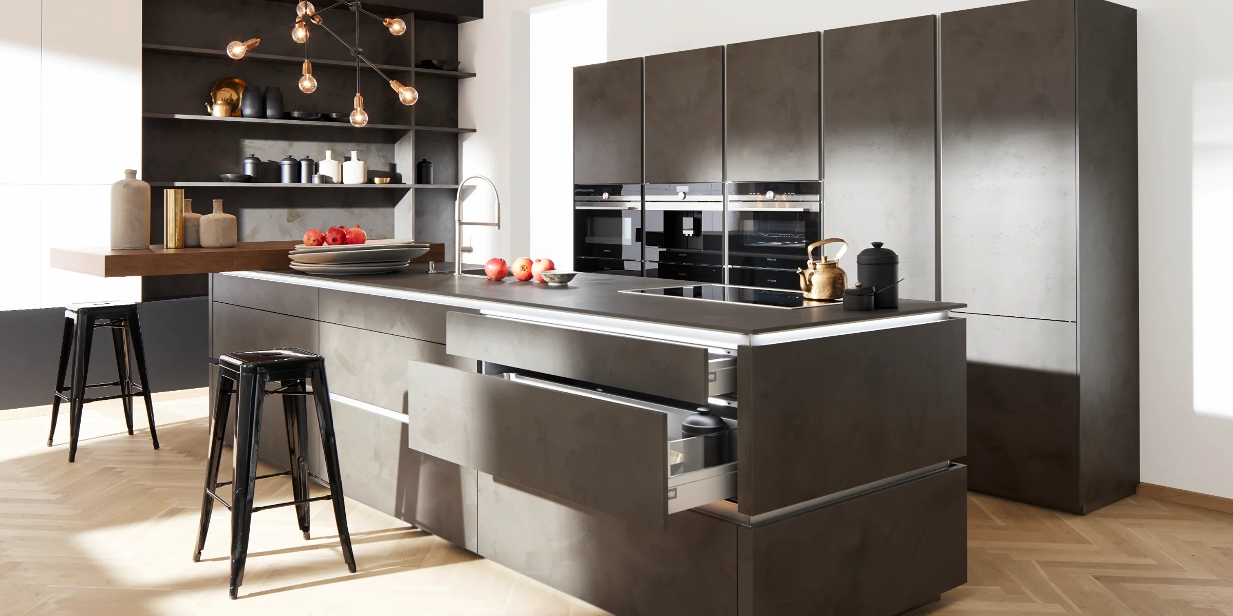 Eine moderne Küche mit Insel und Hockern, gestaltet von Nolte Küchen.