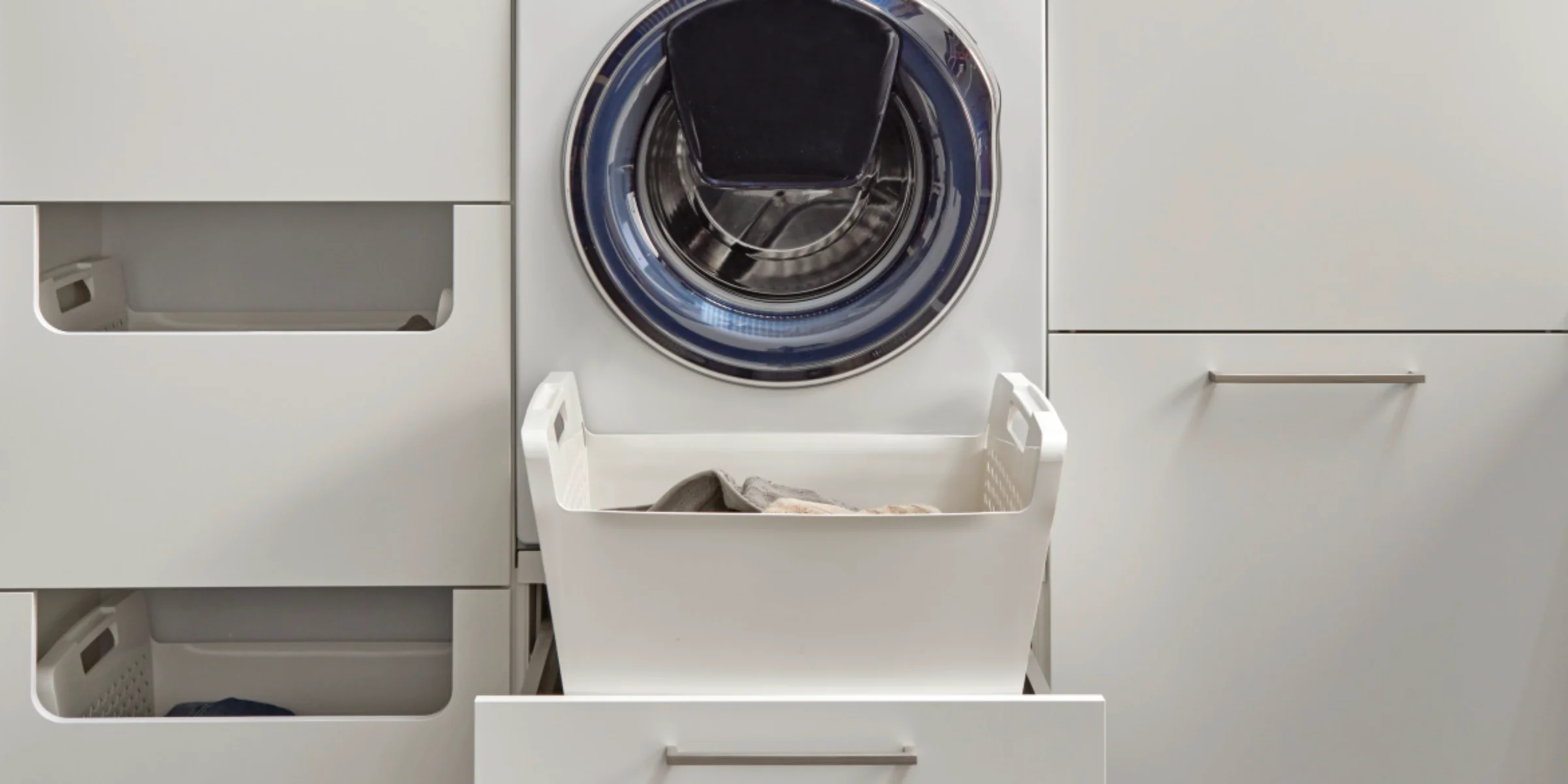 Ein moderner Hauswirtschaftsraum mit Waschmaschine und Stauraum, gestaltet von Nolte Hauswirtschaftsräume.
