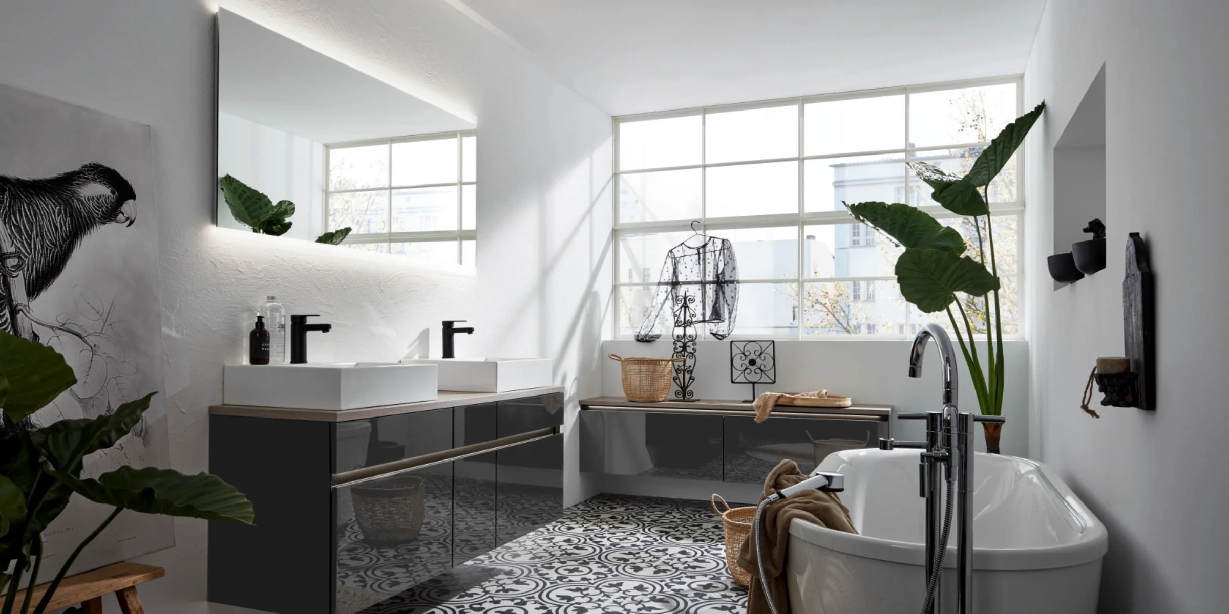 Modernes Badezimmer mit freistehender Badewanne und Doppelwaschbecken, Nolte SPA.