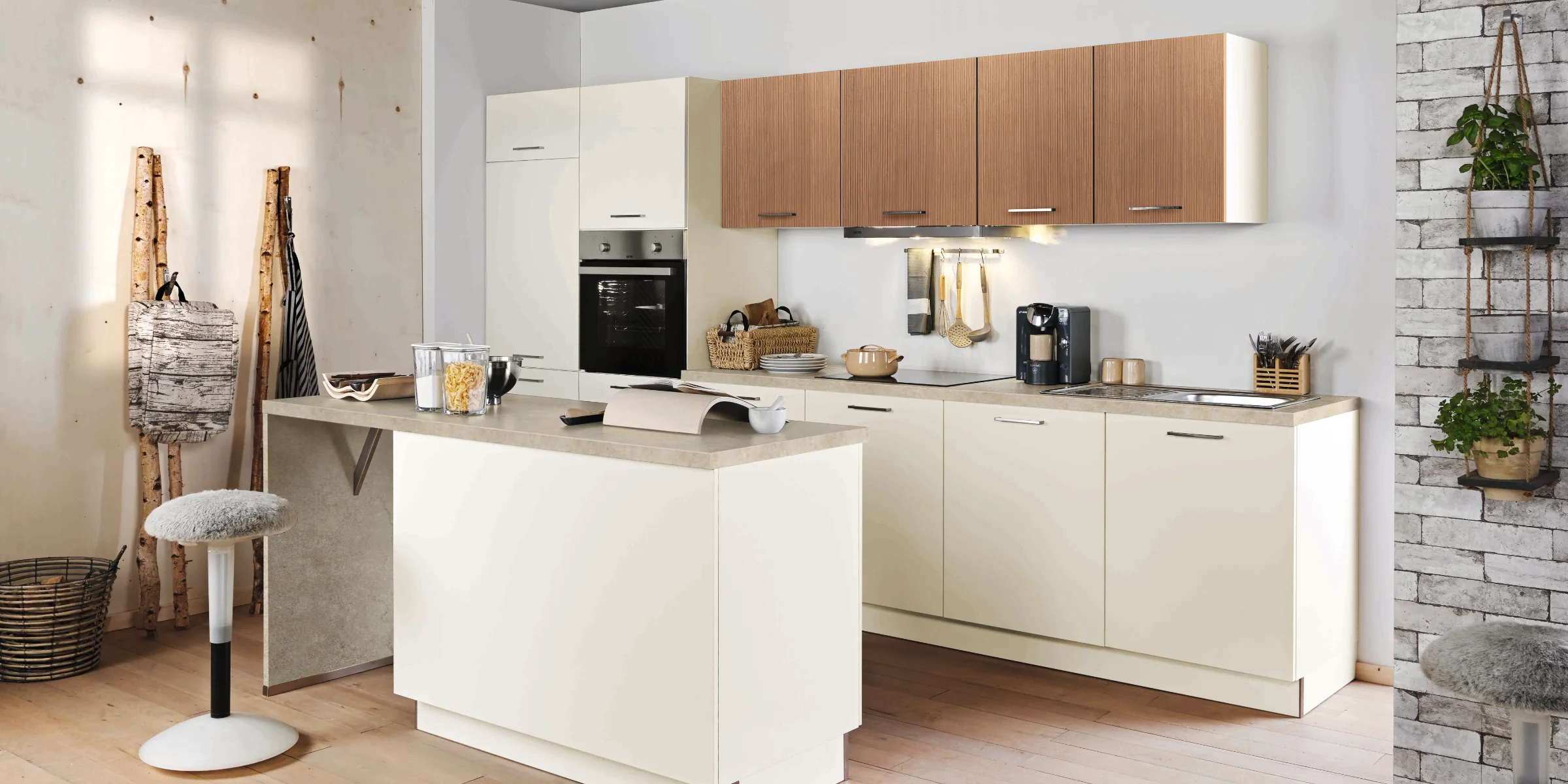 Eine moderne Küche mit weißen und holzfarbenen Schränken. Express Küchen.