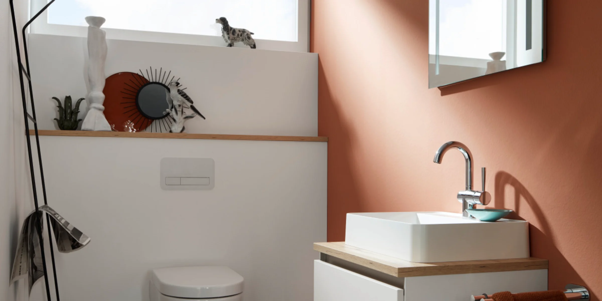 Ein modernes Badezimmer mit geometrischem Fliesenboden und Wandspiegel, Nolte SPA.