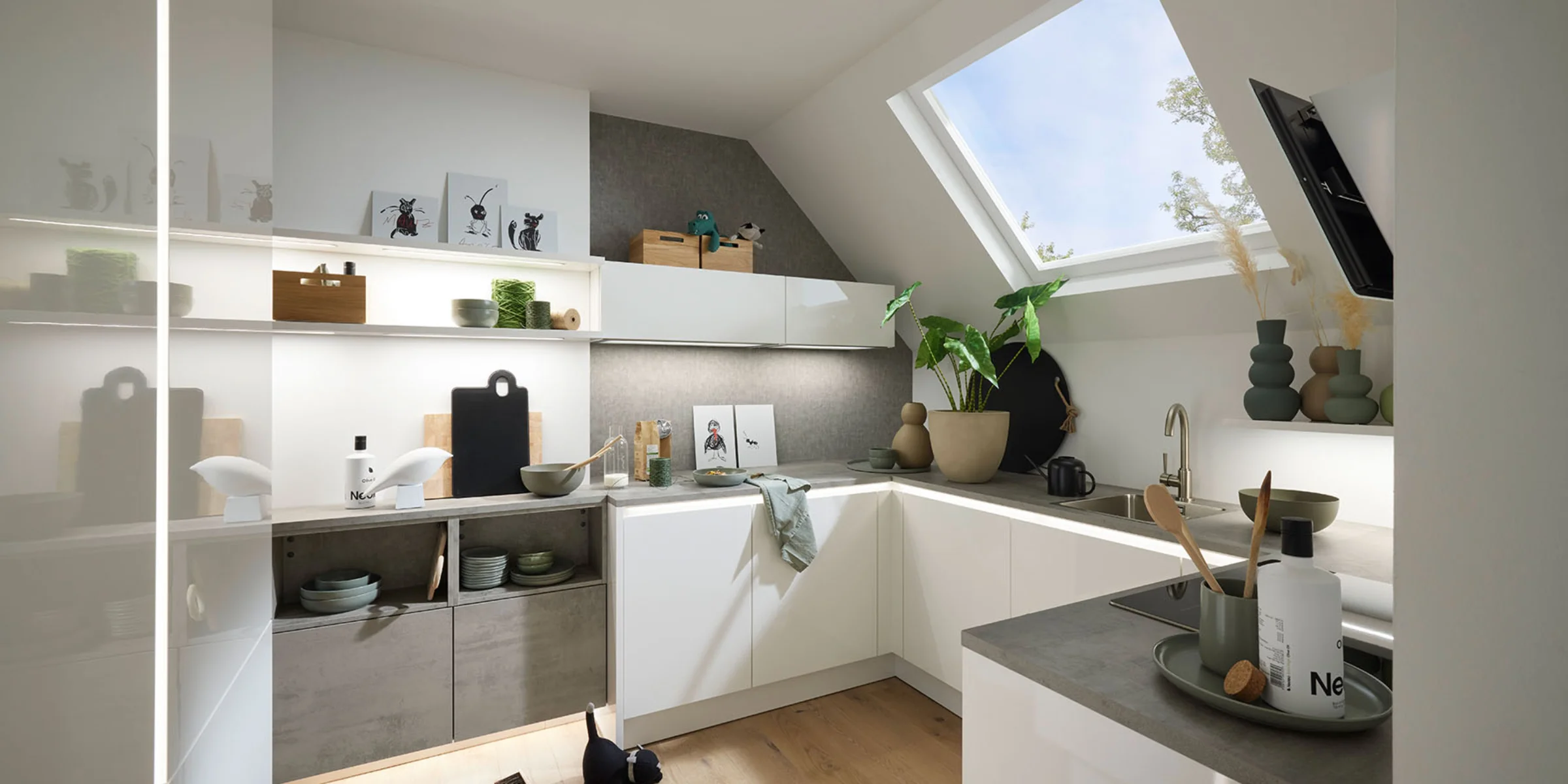 Eine moderne Küche mit weißen Schränken und Dachfenster, gestaltet von Nolte Küchen.