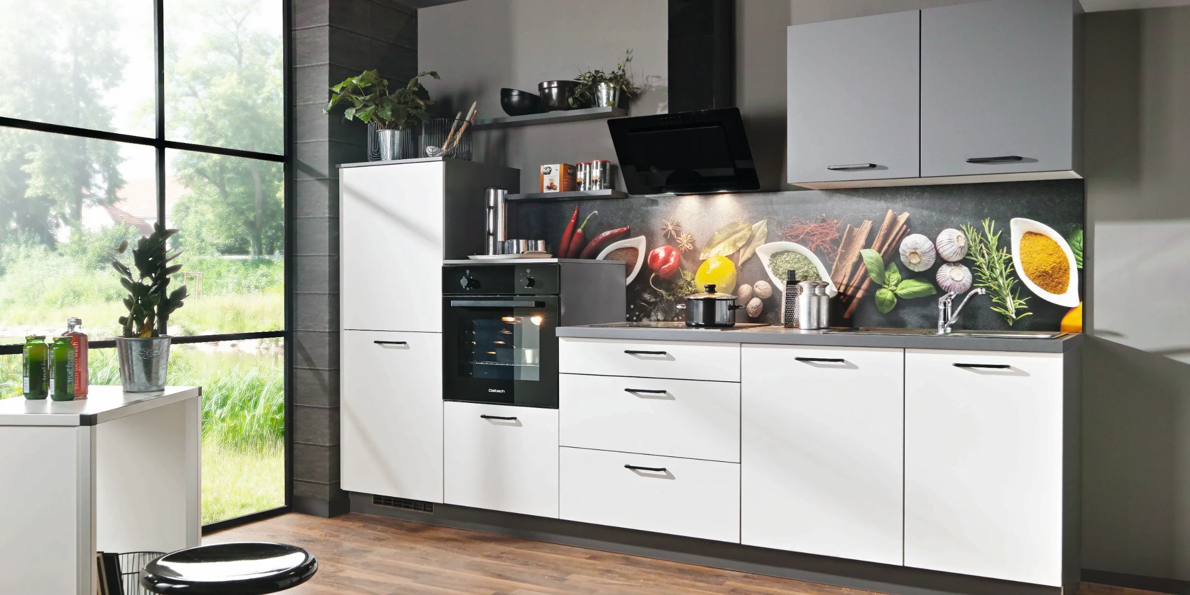 Moderne Küche mit weißen Schränken, Holzfußboden und großem Fenster. Express Küchen.