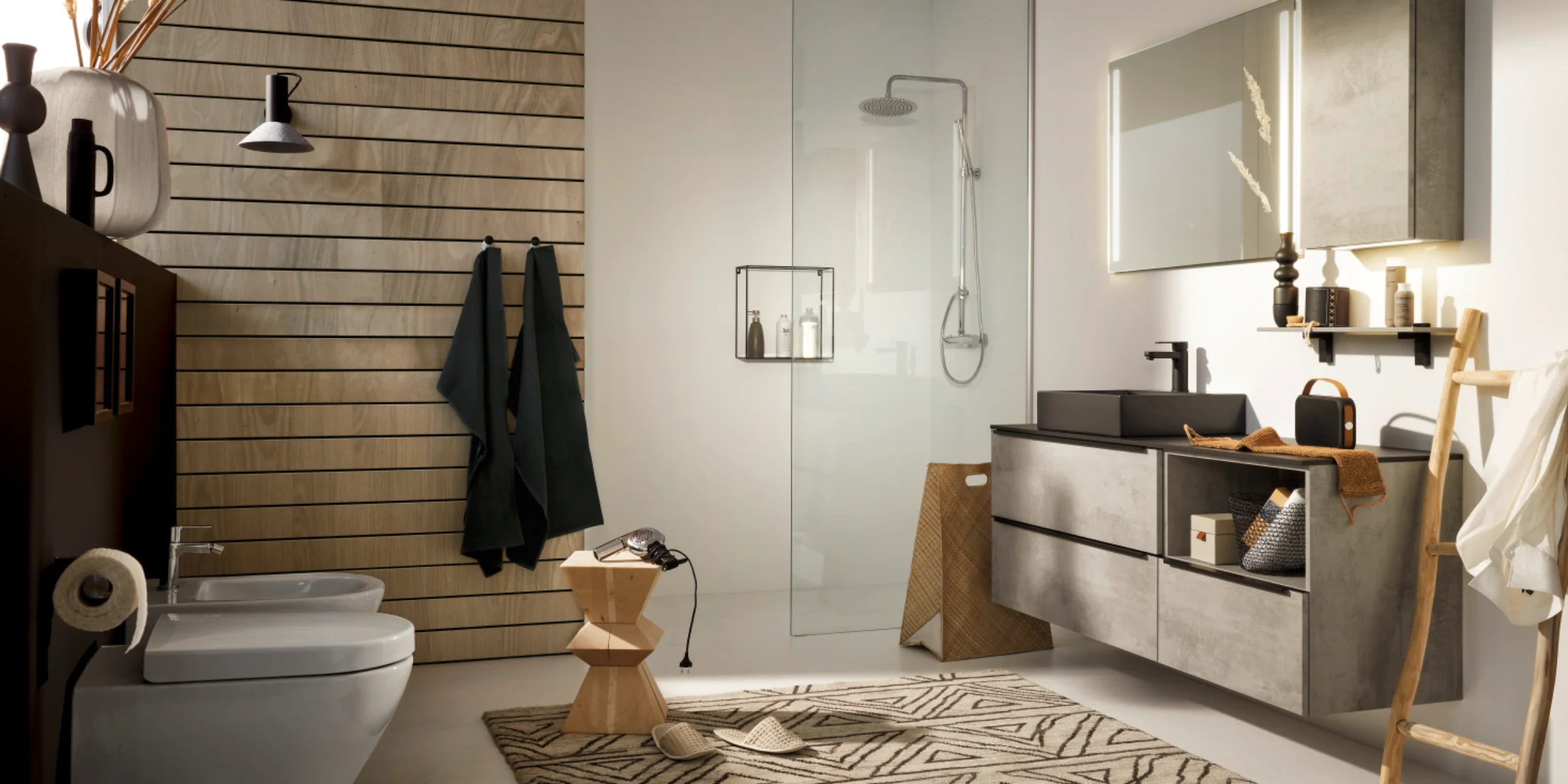 Ein modernes Badezimmer mit Dusche und Waschbecken von Nolte SPA.