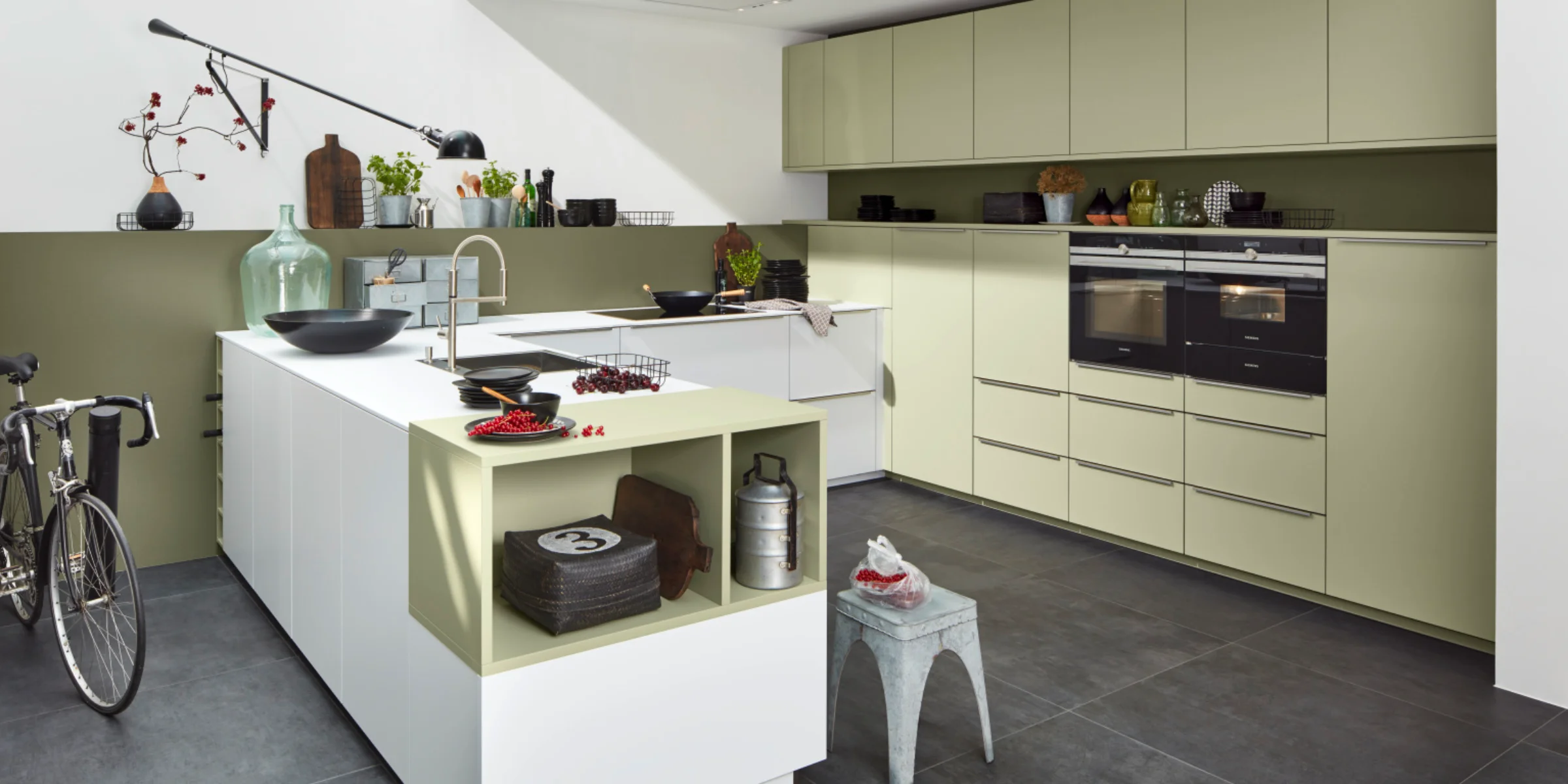 Eine moderne Küche mit Kochinsel und hellen Schränken, gestaltet von Nolte Küchen.