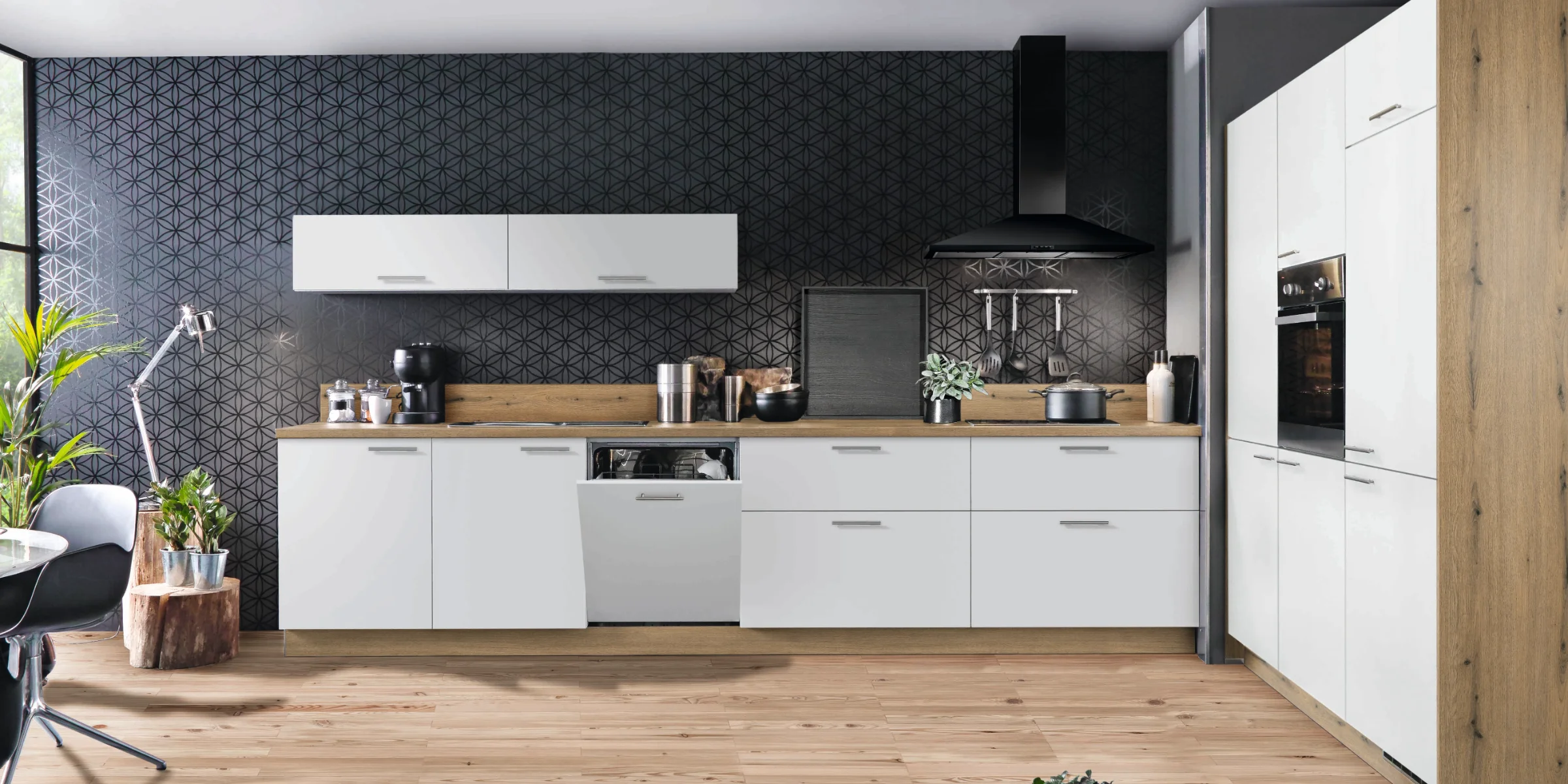 Eine moderne Küche mit weißen Schränken und Holzelementen. Express Küchen.