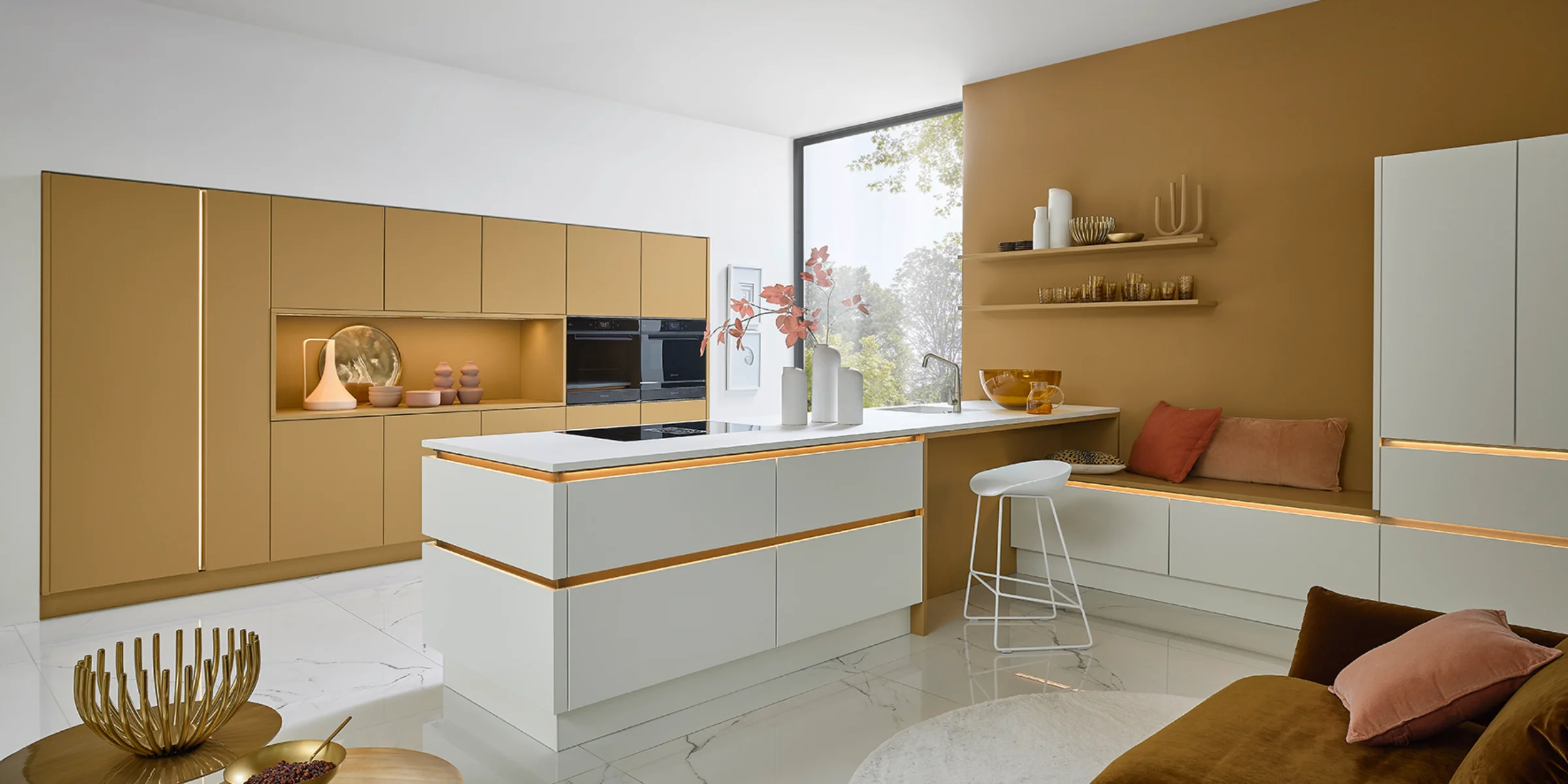 Eine moderne Küche mit Insel und goldenen Akzenten, Nolte Küchen.