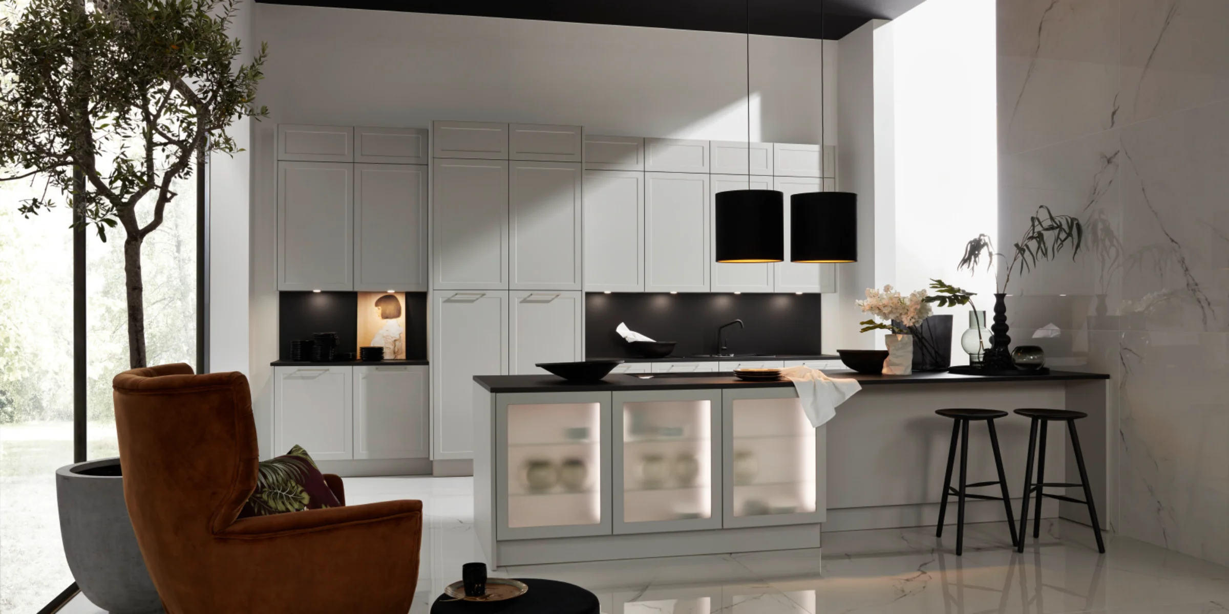 Eine moderne Küche mit Insel und hohen Schränken, gestaltet von Nolte Küchen.